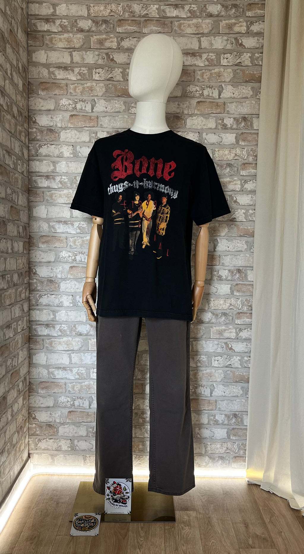 Pantalon Carhartt Relaxed Fit  "5 Pocket" Rugged FlexⓇ coloris Dark Brown avec un tshirt Vintage porté par un mannequin de face et des Patchs La Barbuda posés au sol