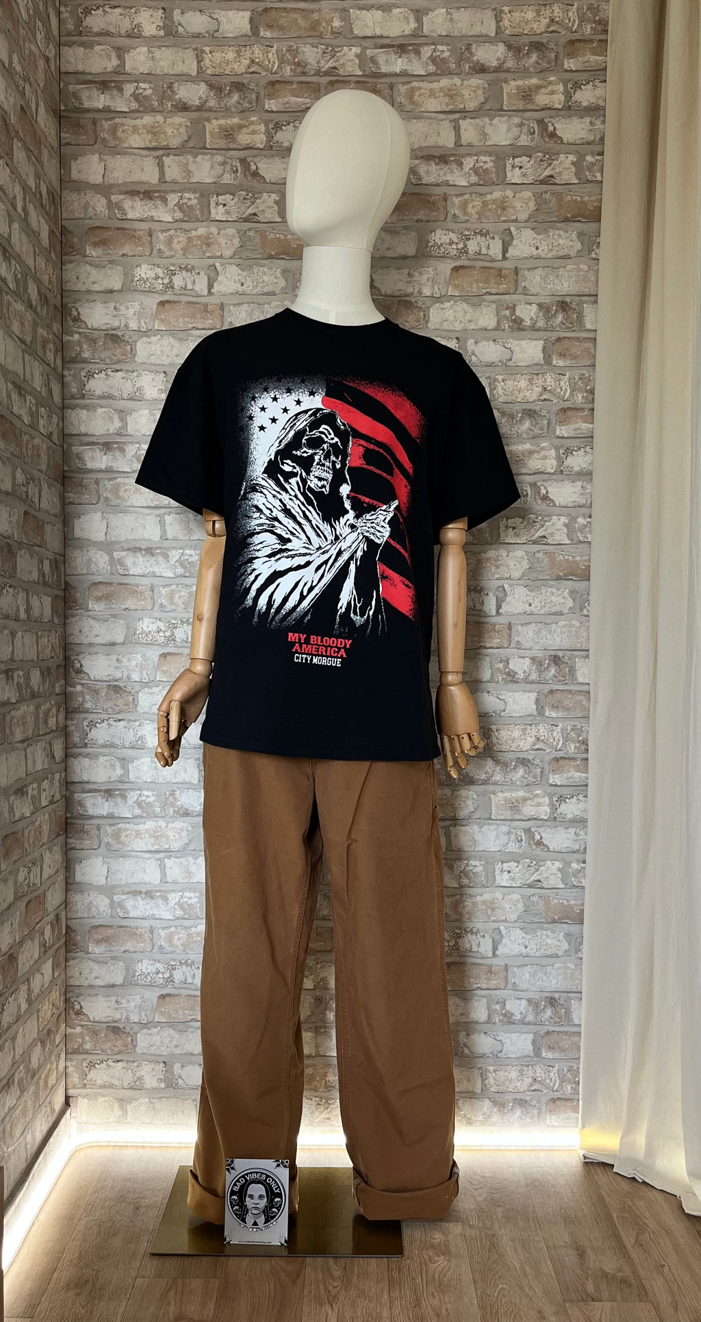 Pantalon Carhartt et T-shirt City Morgue "My Bloody America" Tour Édition Limitée état Mint, sur un mannequin de face et un patch au sol La Barbuda