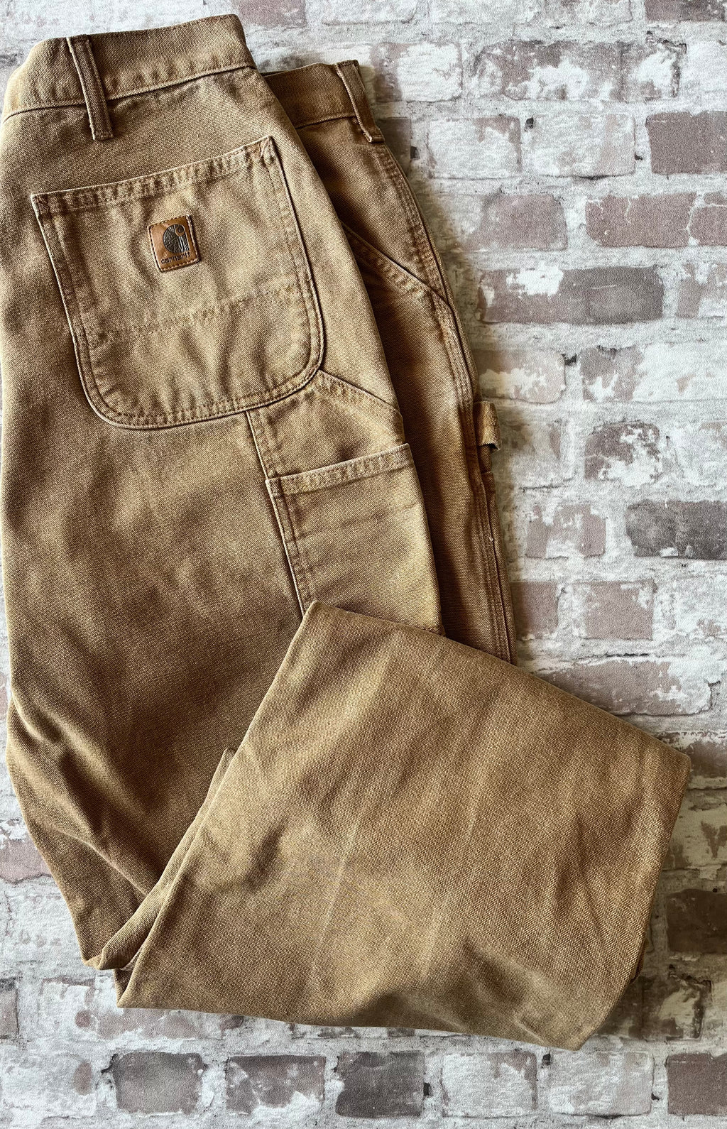 Pantalon de travail marron camel Carhartt B11 Carpenter en toile Duck Canvas lourde, présenté à plat plié