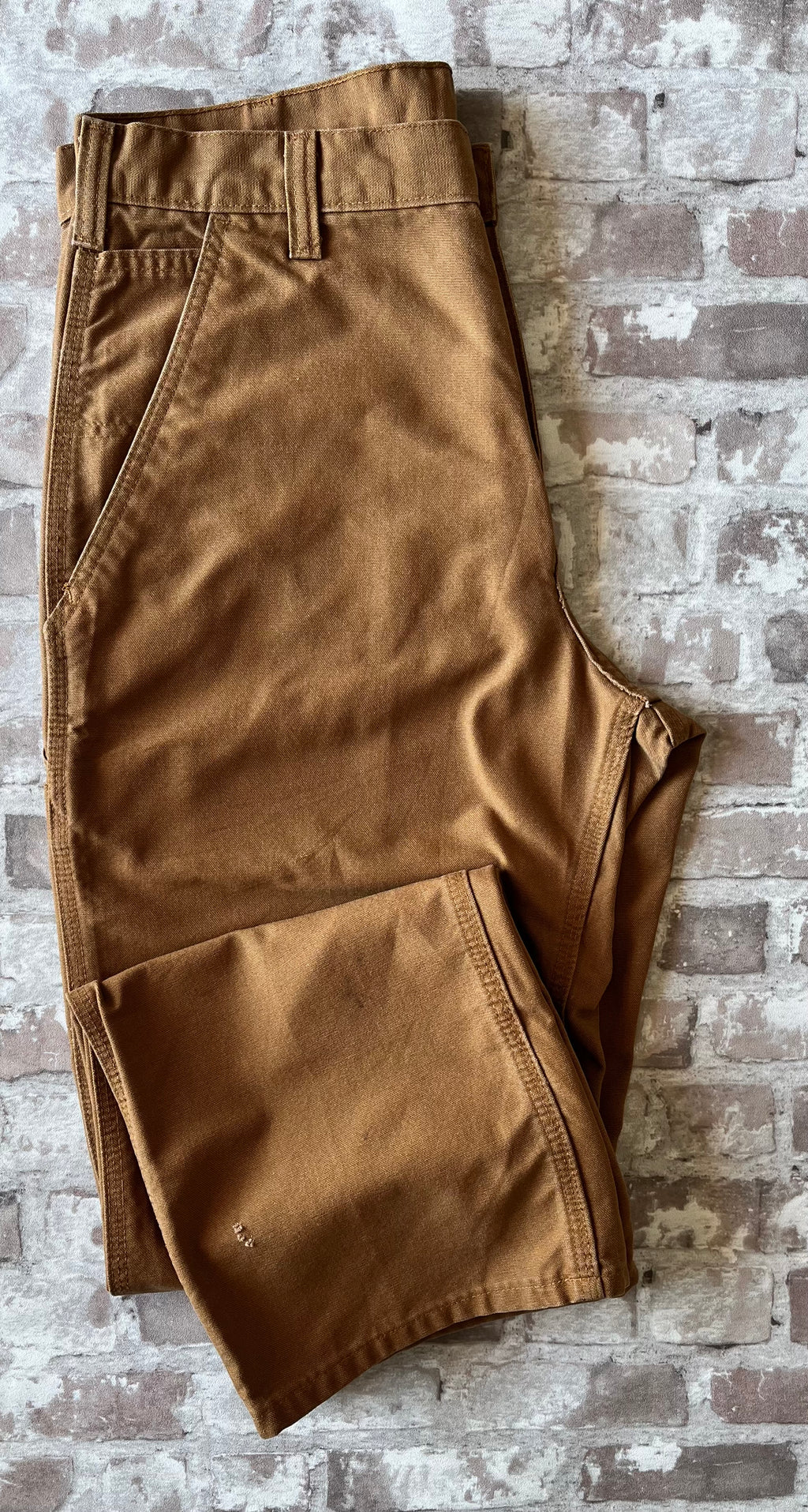 Pantalon de travail marron camel Carhartt Rental Edition en toile polycoton, présenté à plat de face