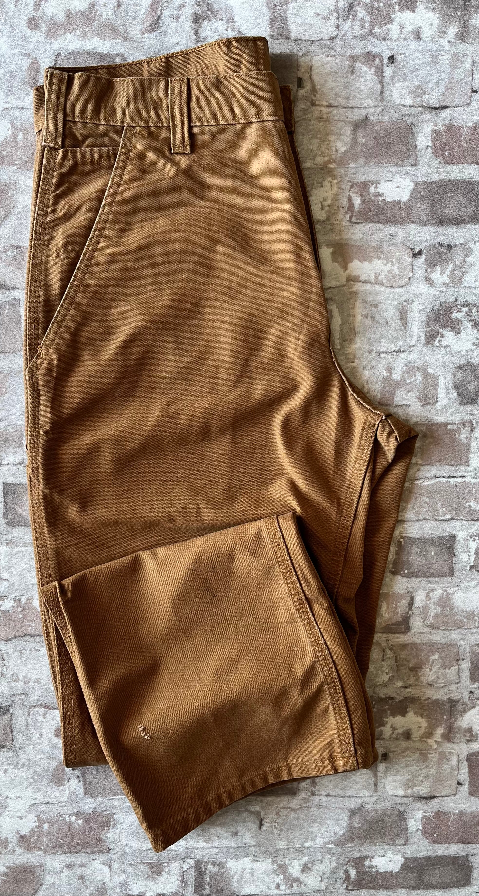 Pantalon de travail marron camel Carhartt Rental Edition en toile polycoton, présenté à plat de face