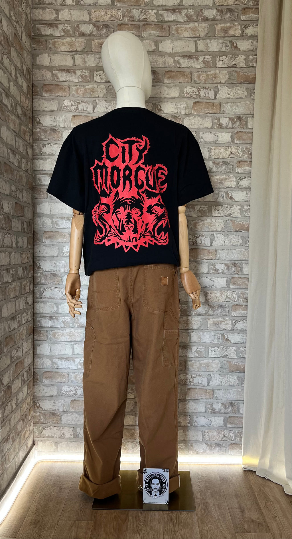 Pantalon Carpenter Carhartt coloris Hamilton Brown Vintage 00s et T-shirt City Morgue "My Bloody America" Tour Édition Limitée état Mint, sur un mannequin de dos et un patch au sol La Barbuda