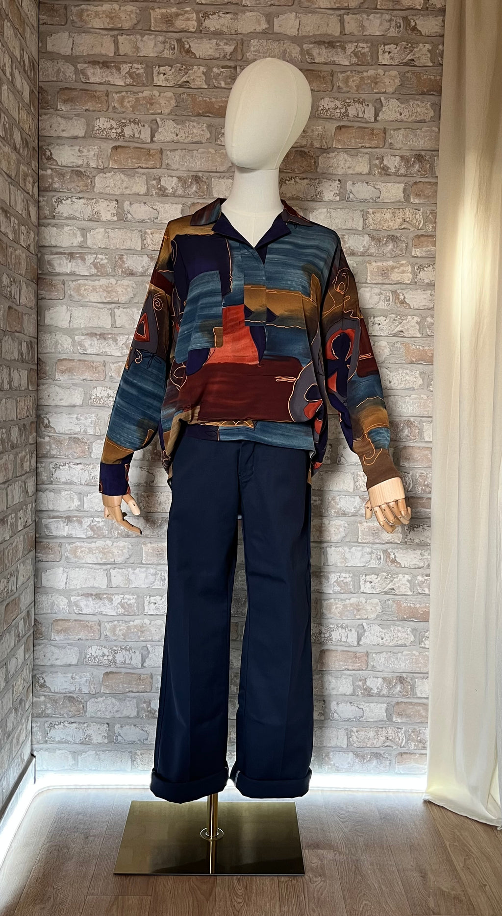 Pantalon droit bleu marine Dickies 774 pour femme porté en lookbook avec une chemise de couturier Christian Aujard.