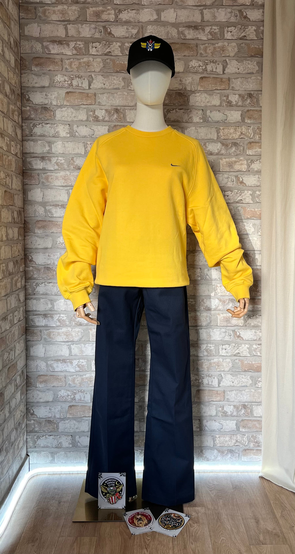 Sweat col rond Nike vintage jaune lumineux porté avec un pantalon Dickies 774 bleu marine, une casquette Goldorak et des patchs La Barbuda.