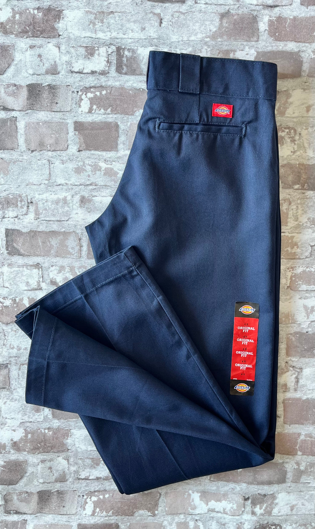 Pantalon de travail Dickies 774 Original Fit couleur bleu marine foncé neuf avec pli central permanent, présenté à plat avec étiquette.