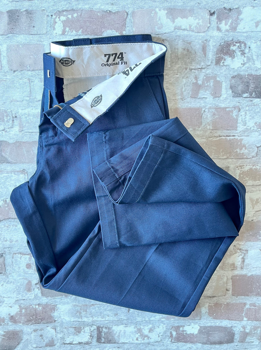 Pantalon de travail Dickies 774 Original Fit couleur bleu marine foncé neuf avec pli central permanent, présenté à plat.