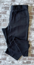 Pantalon de travail vintage Dickies 874 Original Fit noir délavé avec le patch logo Ox Collar à l'arrière, présenté plié à plat.