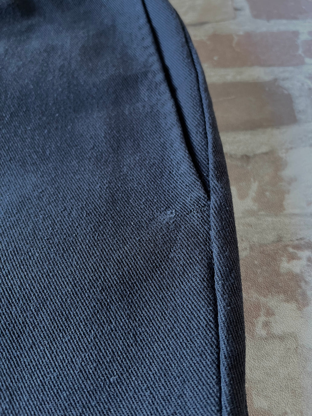 Gros plan sur les détails d'usure authentiques sur le tissu en twill d'un pantalon Dickies 874.