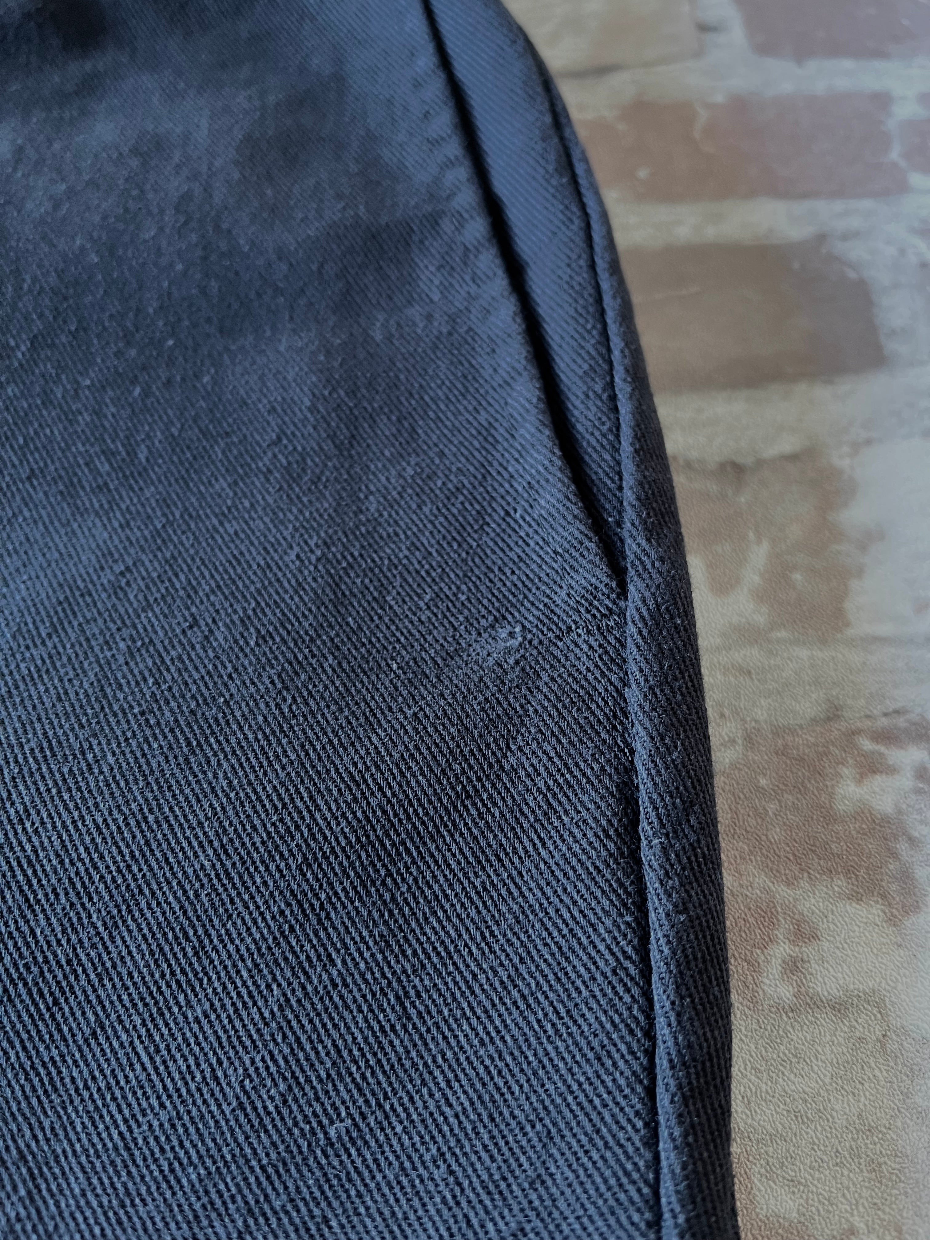 Gros plan sur les détails d'usure authentiques sur le tissu en twill d'un pantalon Dickies 874.