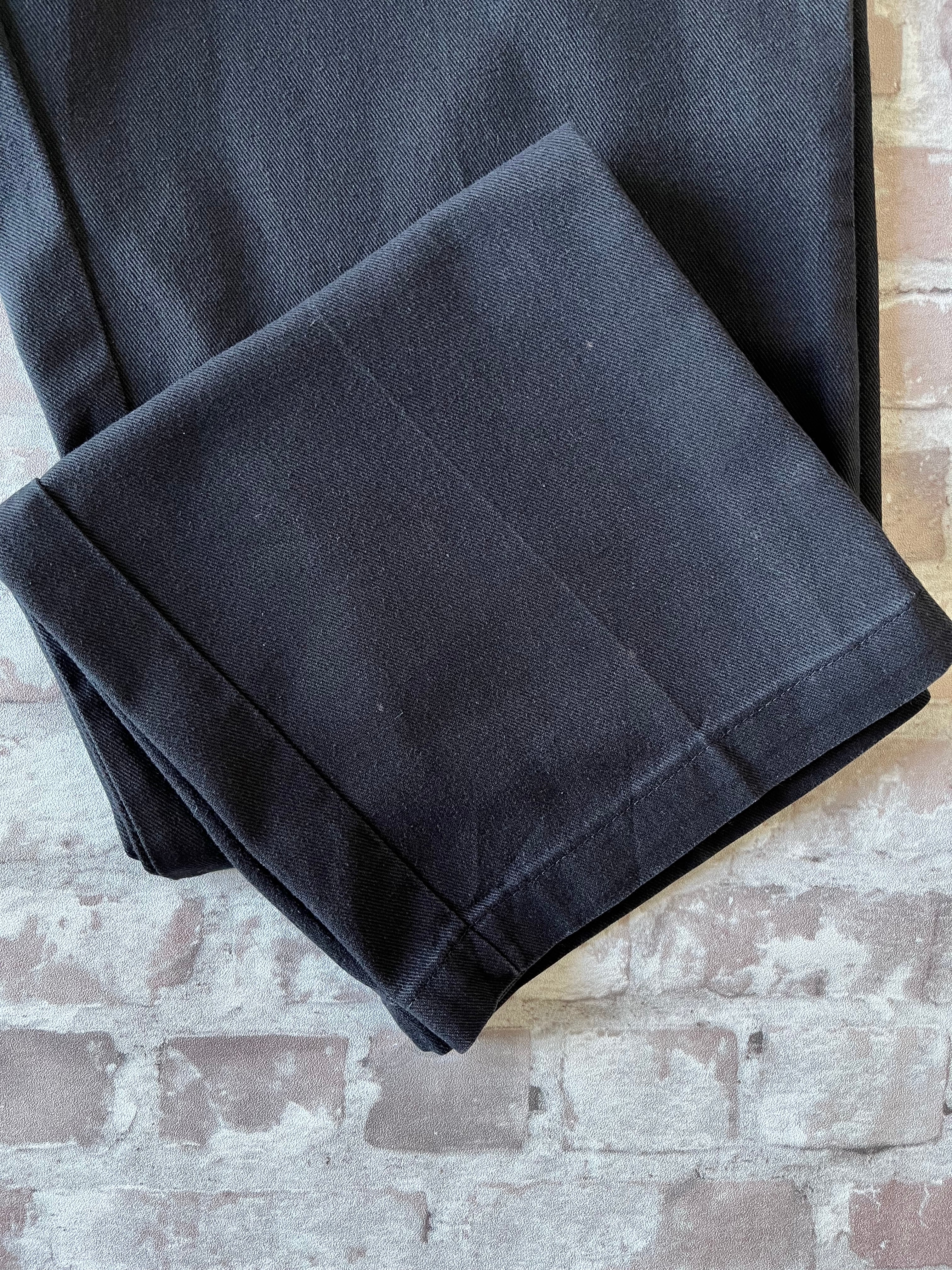 Gros plan sur les détails d'usure et les légères décolorations authentiques sur le tissu en twill d'un pantalon Dickies 874.