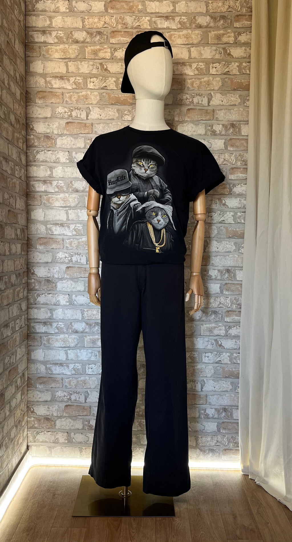 Pantalon Dickies 874 Faded Black porté sur mannequin avec un graphic Tee humour et une casquette Grafitee Goldorak , de face