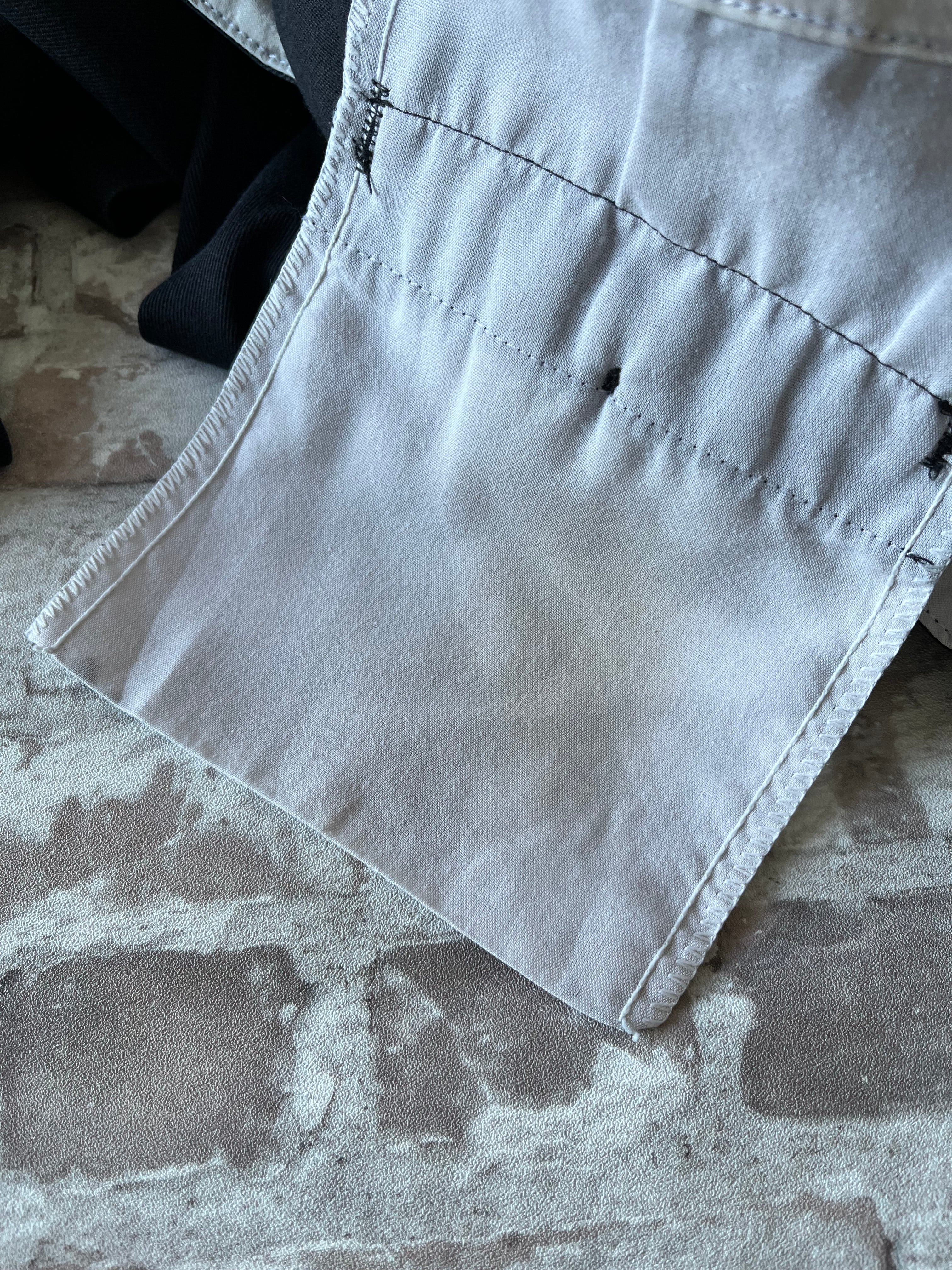 Gros plan sur les détails d'usure authentiques sur le tissu en twill d'un pantalon Dickies 874, tache rouille poche arrière intérieur.