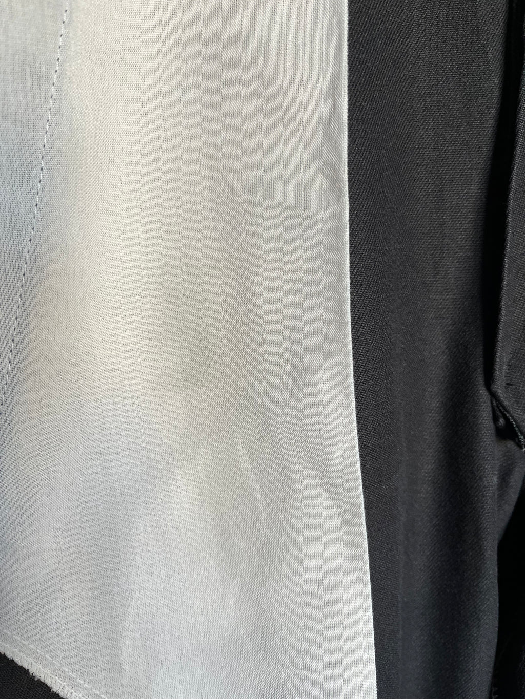 Gros plan sur les détails d'usure authentiques sur le tissu en twill d'un pantalon Dickies 874, tache rouille poche avant intérieur