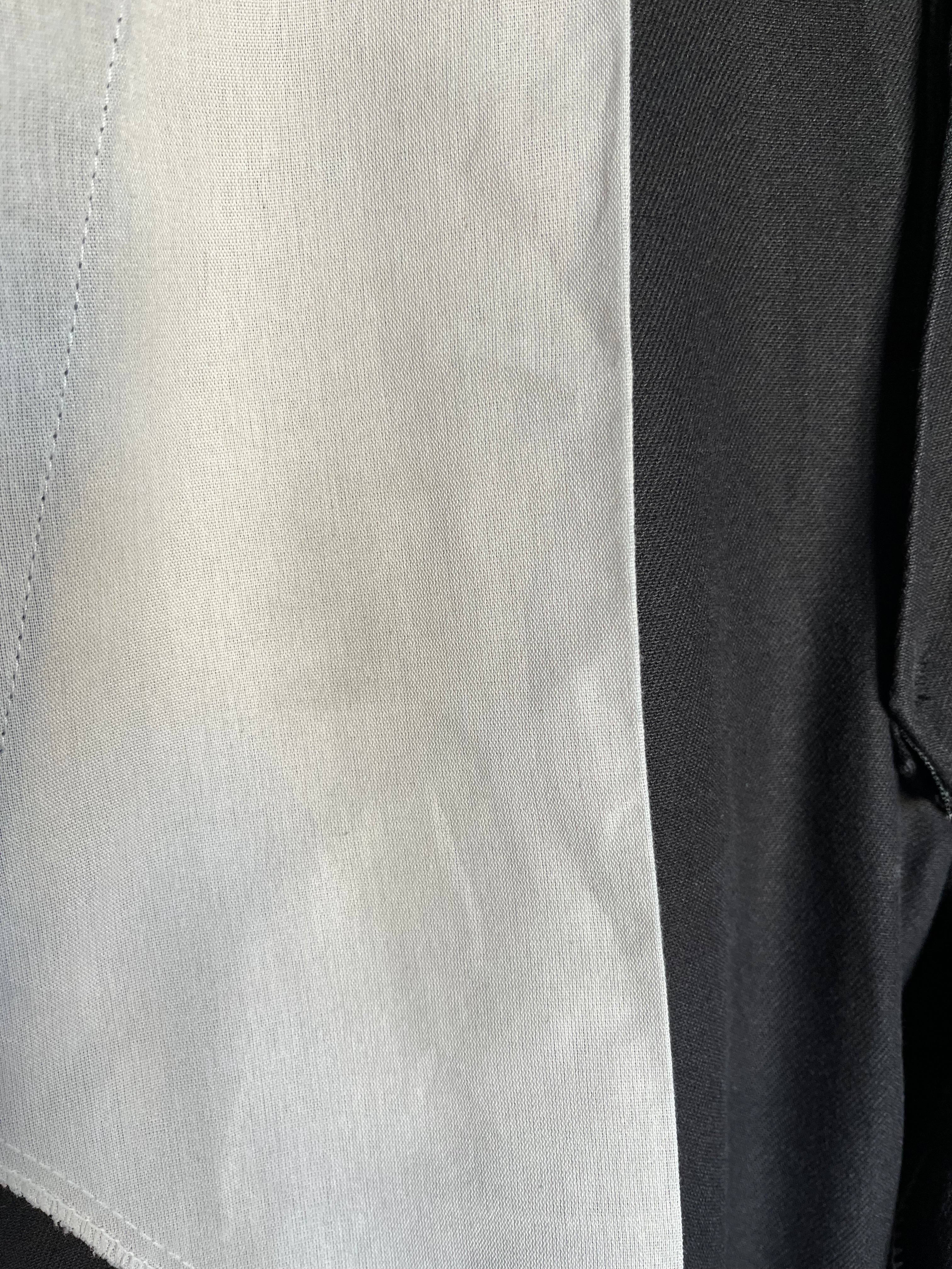 Gros plan sur les détails d'usure authentiques sur le tissu en twill d'un pantalon Dickies 874, tache rouille poche avant intérieur