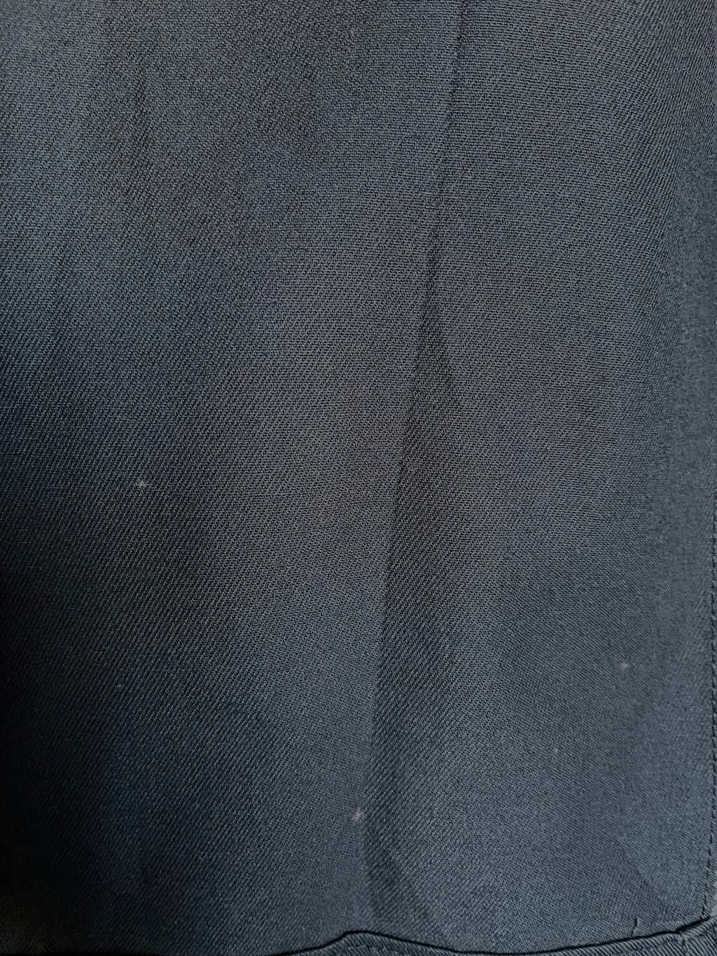Gros plan sur les détails d'usure et les légères décolorations authentiques sur le tissu en twill d'un pantalon Dickies 874,vue de l intérieur