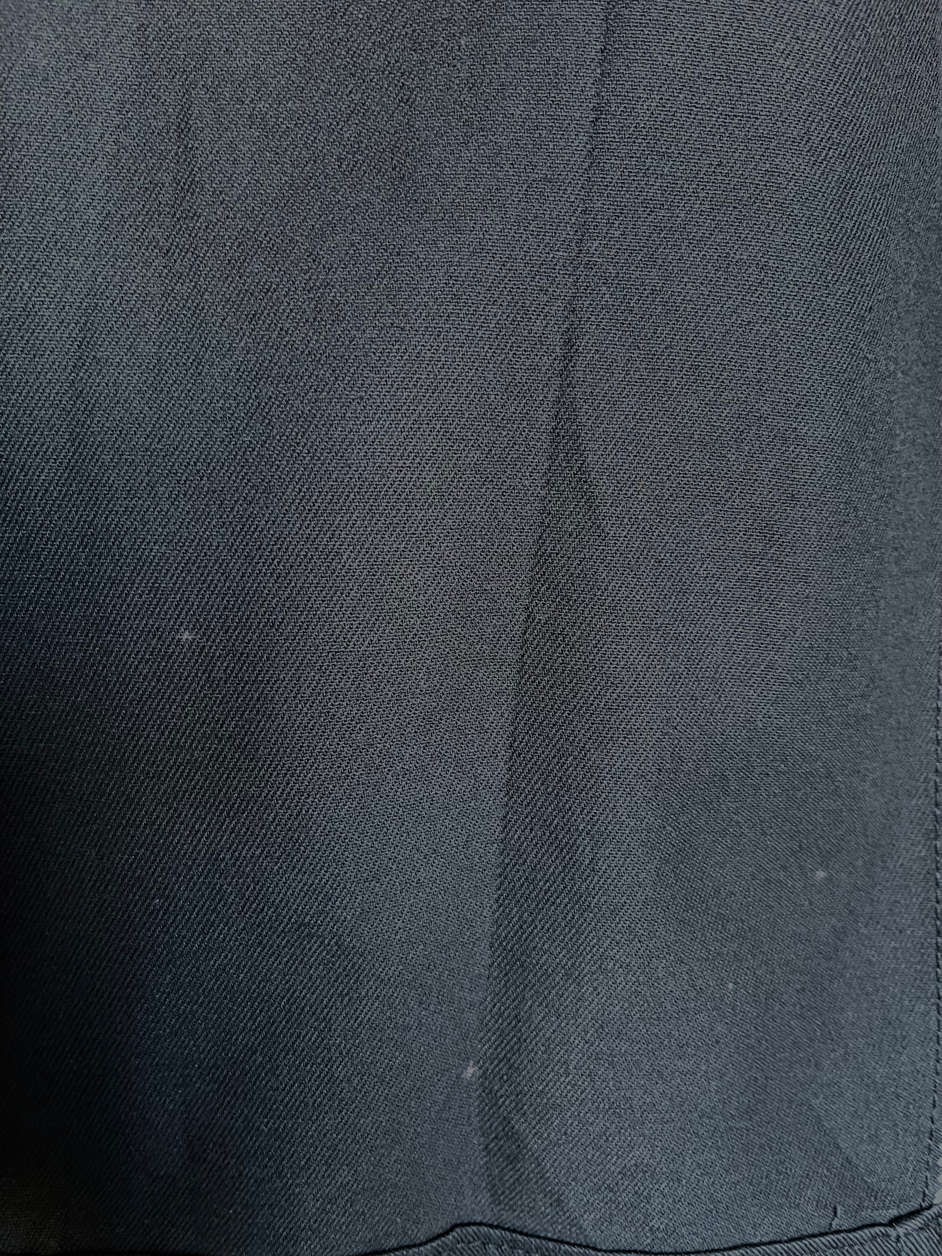 Gros plan sur les détails d'usure et les légères décolorations authentiques sur le tissu en twill d'un pantalon Dickies 874,vue de l intérieur