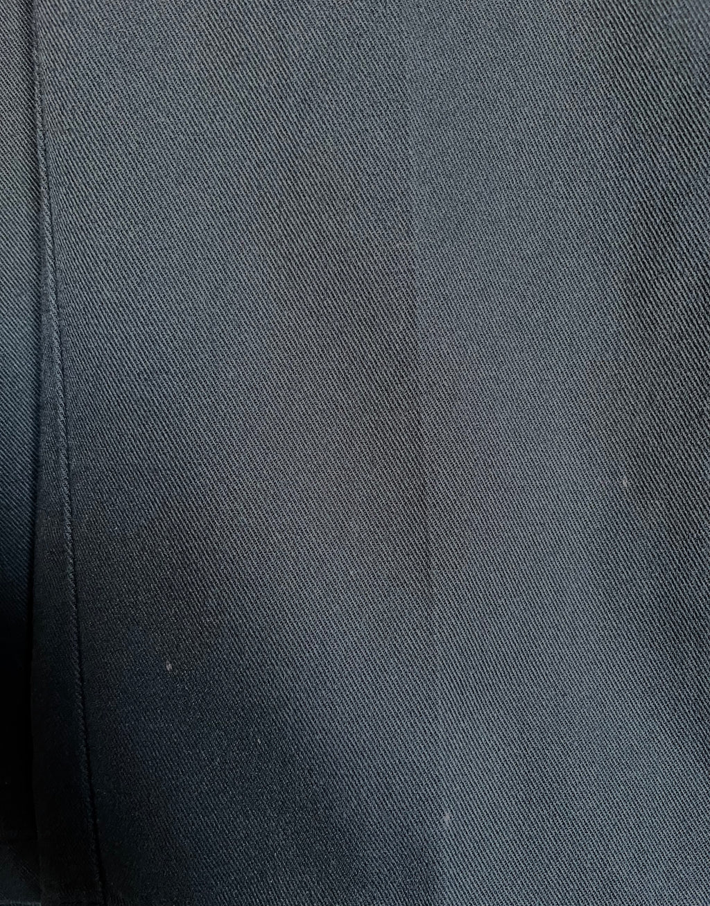 Gros plan sur les détails d'usure et les légères décolorations authentiques sur le tissu en twill d'un pantalon Dickies 874,vue de l extérieur