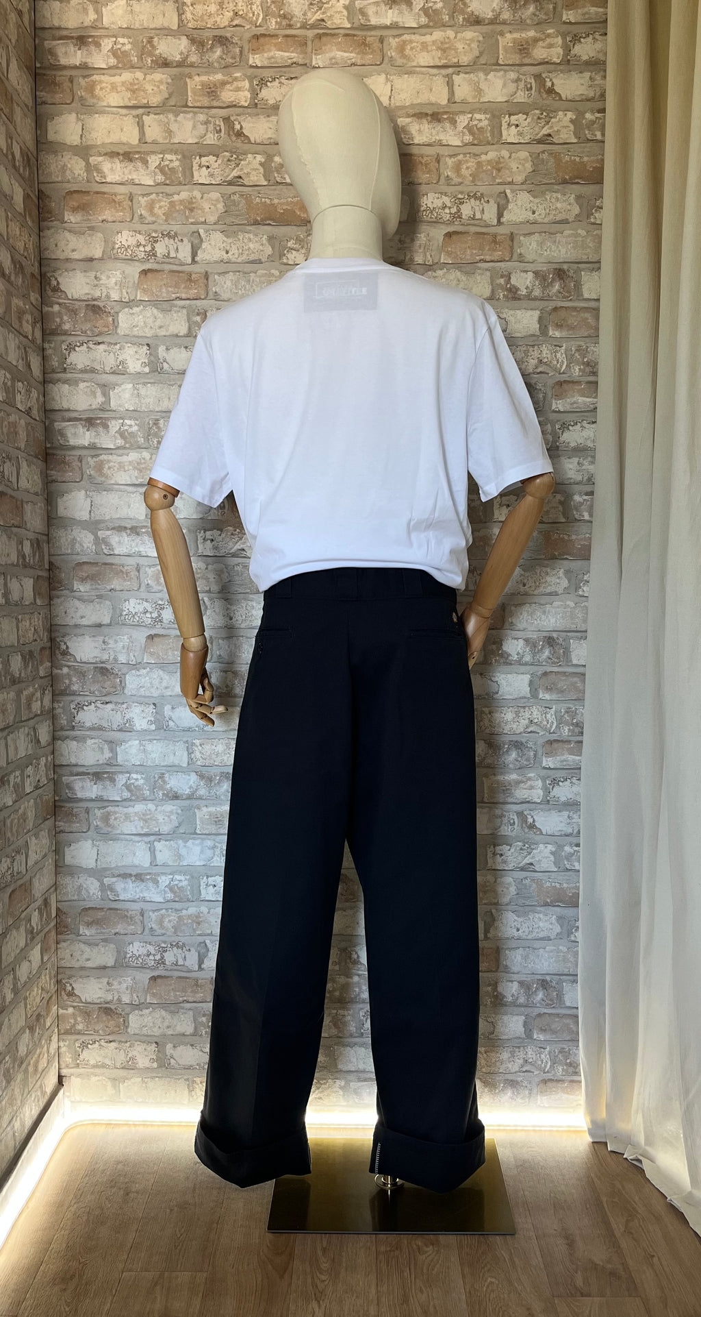 Pantalon Dickies 874 Original Fit  Light Faded Black avec un tshirt Grafitee sur un mannequin de dos