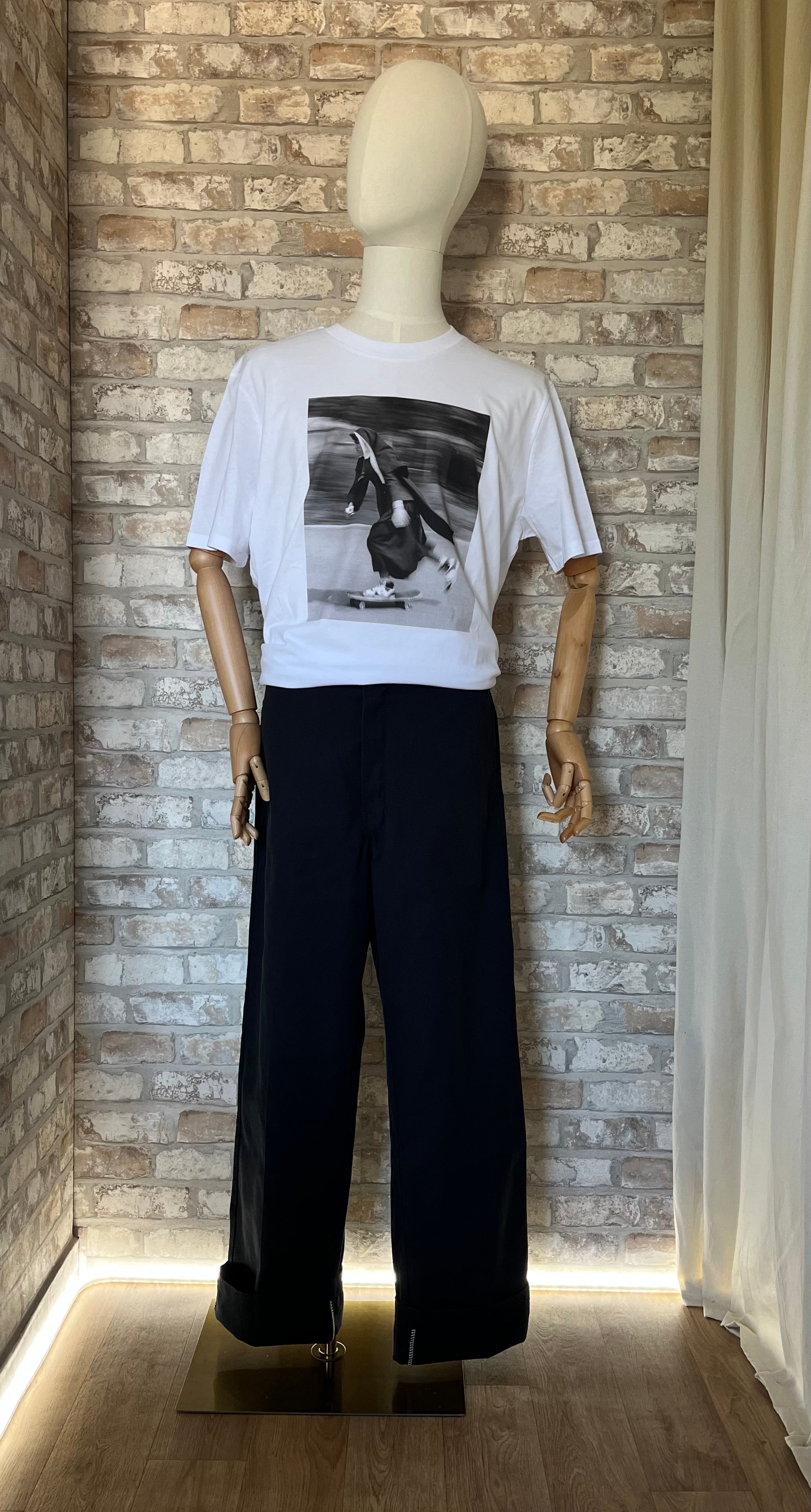 Pantalon Dickies 874 Original Fit  Light Faded Black avec un tshirt Grafitee sur un mannequin de face