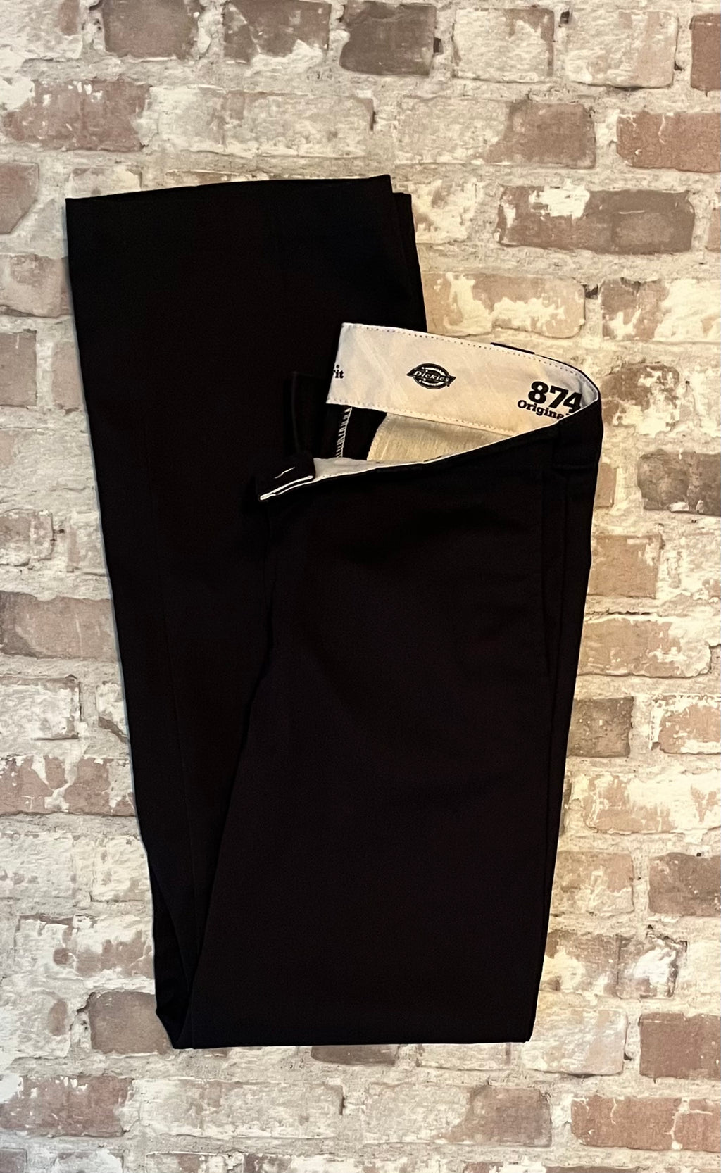 Pantalon de travail Dickies 874 Original Fit noir rigide à pli permanent, présenté plié à plat.