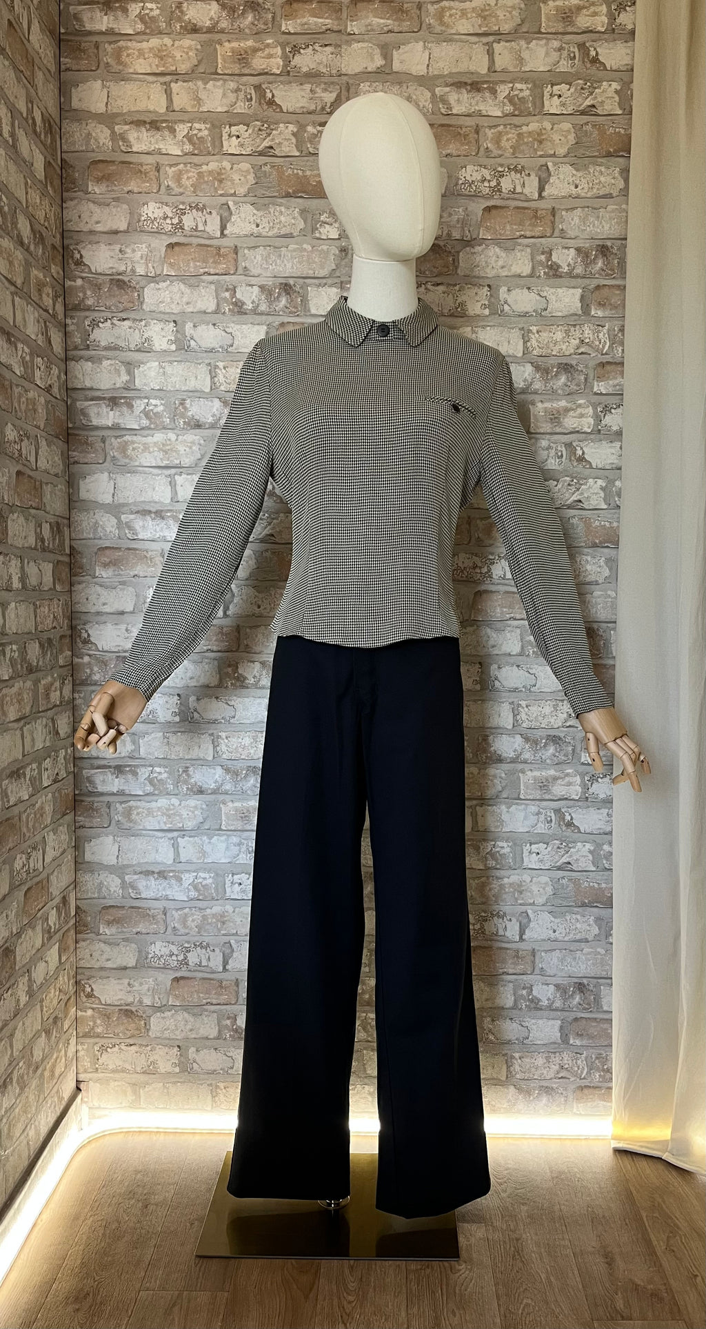 Pantalon rigide noir Dickies 874 Original Fit porté par un mannequin femme avec une blouse vintage fluide.