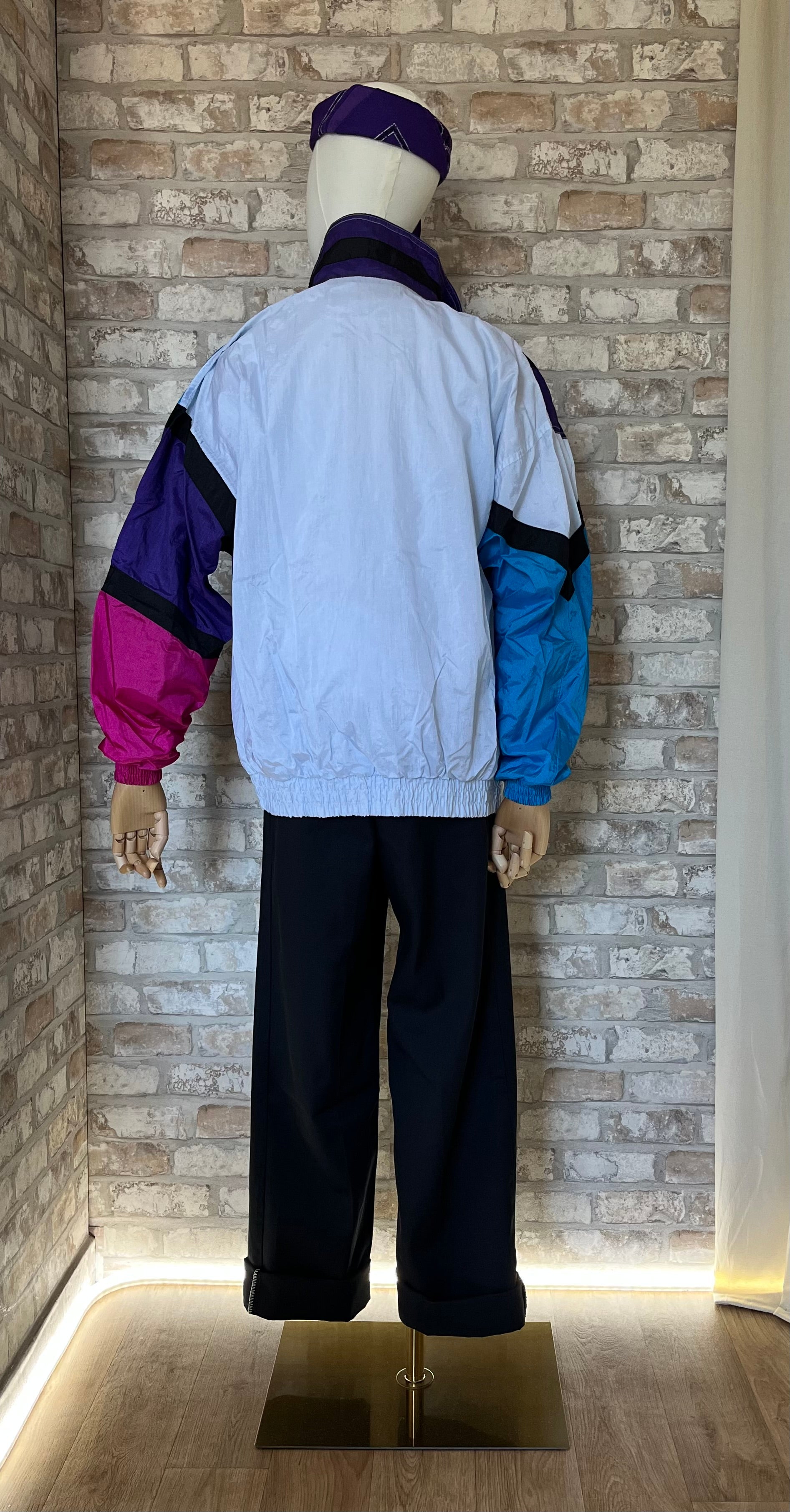 Veste colorblock vintage Blair Boutique turquoise et rose portée avec un pantalon Dickies 874 noir, un t-shirt blanc et un bandana sur la tête, de dos.