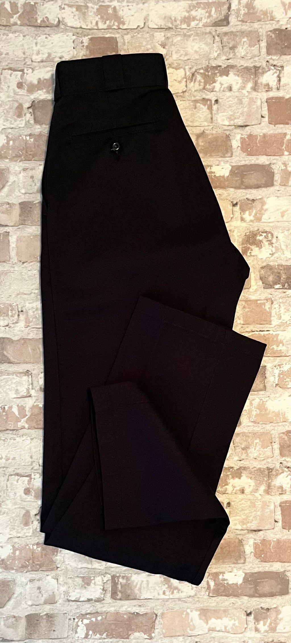 Pantalon chino de travail vintage Dickies 874 noir profond avec son pli central permanent, présenté à plat.