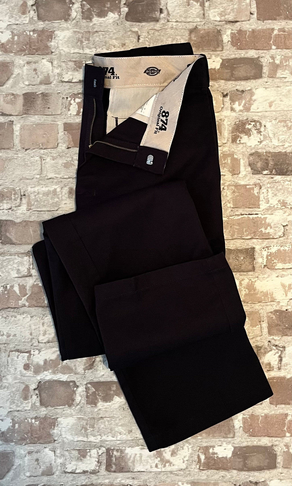 Pantalon chino de travail vintage Dickies 874 noir profond avec son pli central permanent, présenté à plat.