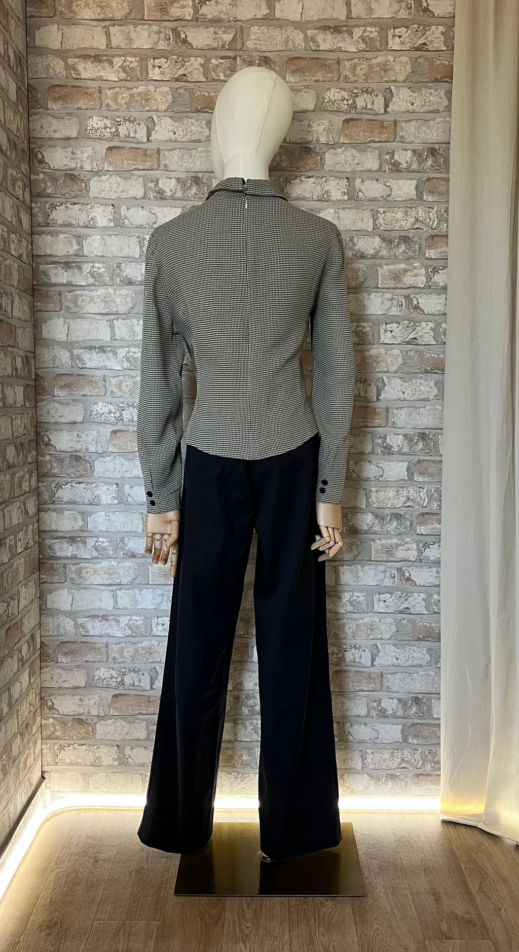 Pantalon rigide noir Dickies 874 Original Fit porté par un mannequin femme avec une blouse vintage fluide, de dos.