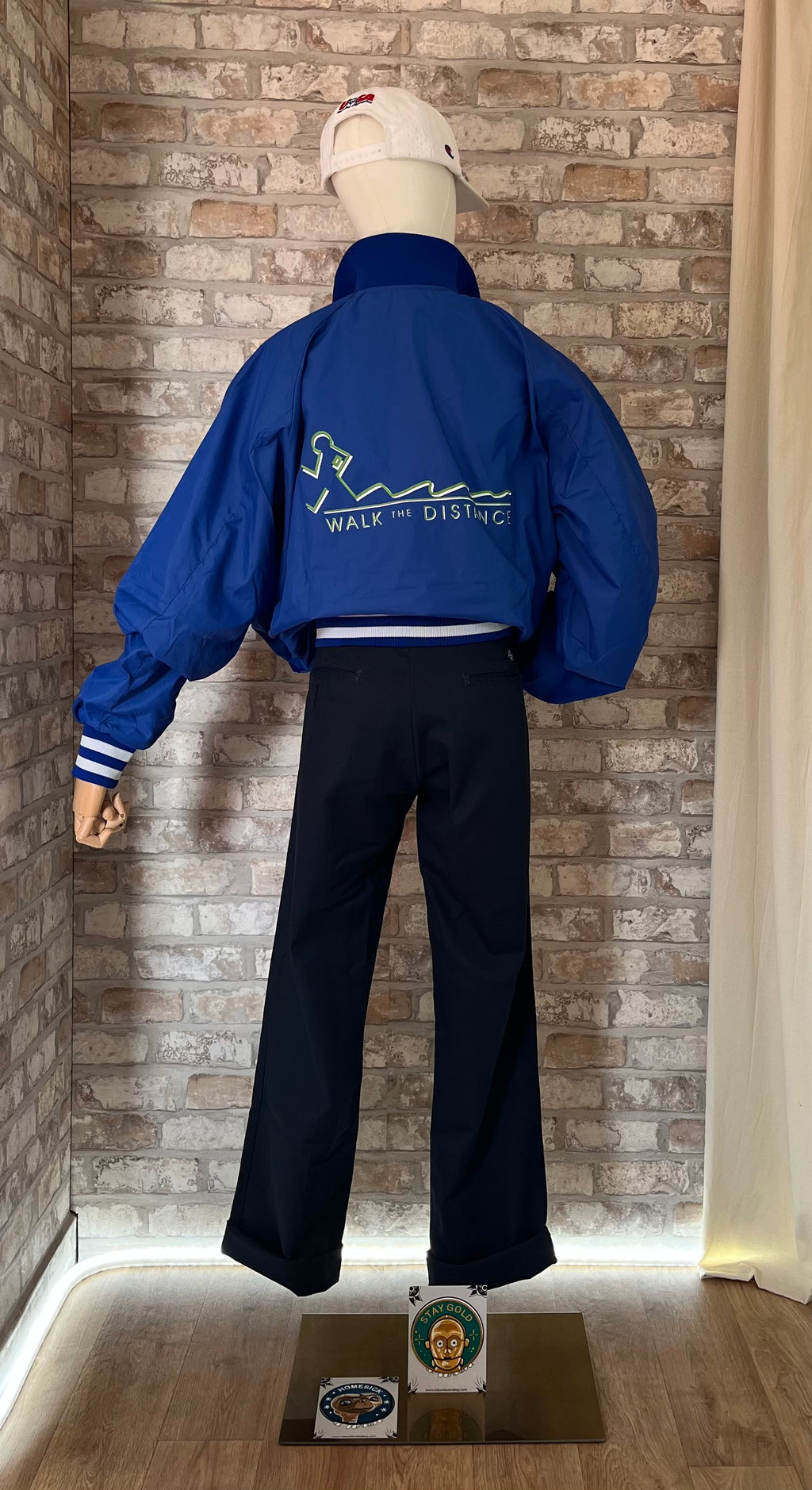 Windshirt vintage bleu roi Glaxo porté avec un pantalon Dickies slim bleu nuit, une casquette Champion rétro et des patchs La Barbuda , de dos.