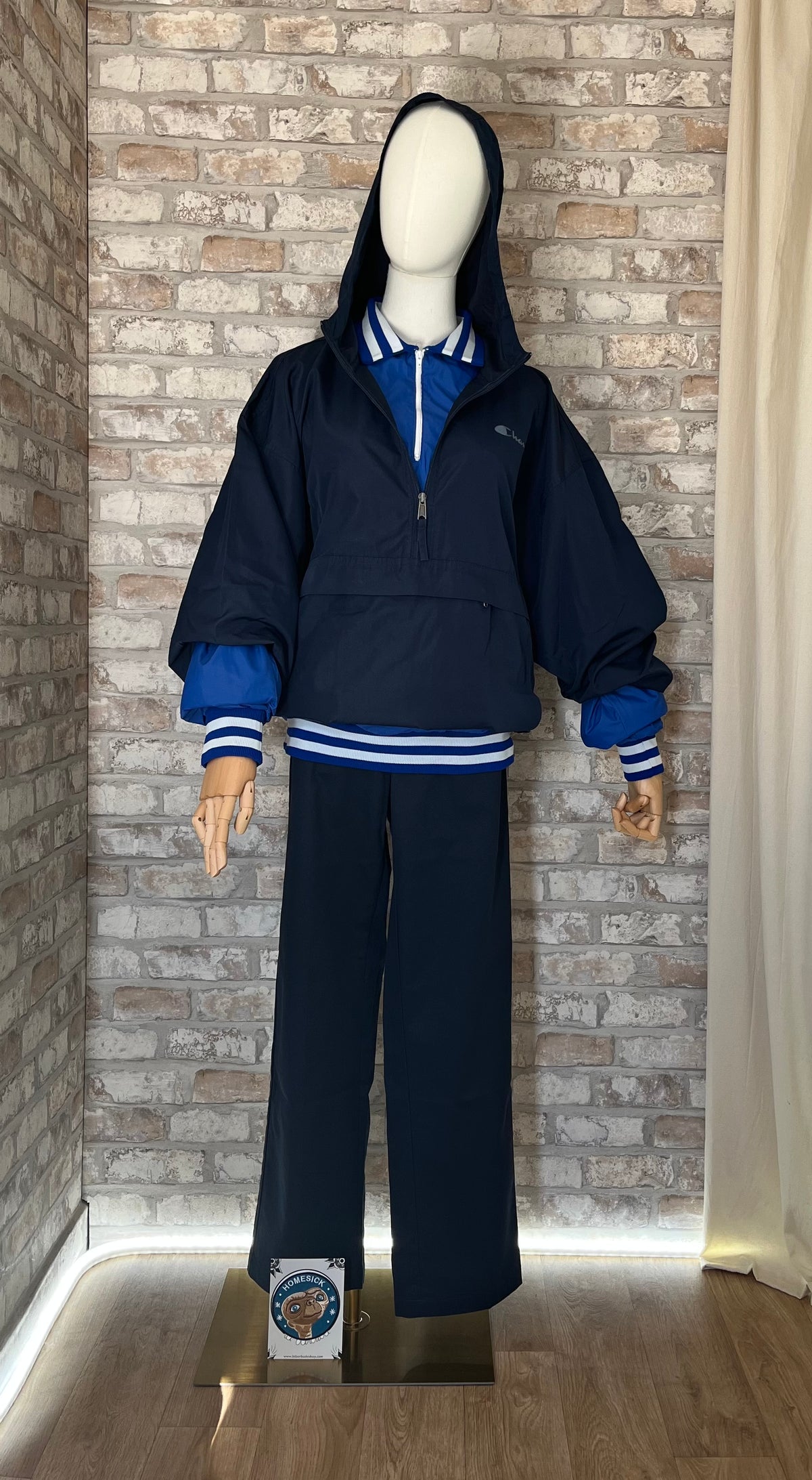 Anorak vintage Champion bleu marine au logo patiné porté avec un pantalon Dickies bleu nuit et un patch La Barbuda.