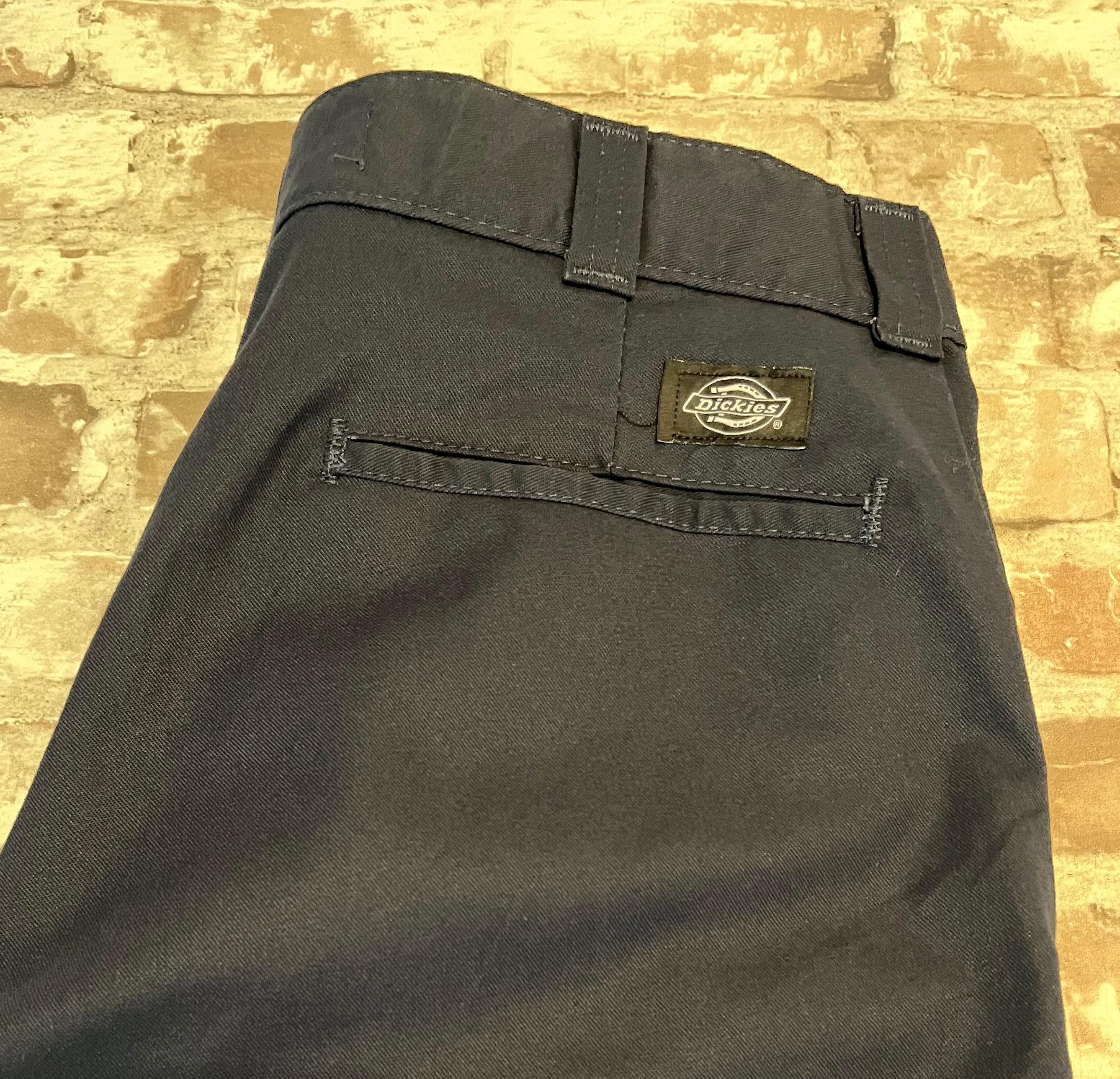 Pantalon coupe slim bleu nuit Dickies Flex avec pli central permanent, présenté à plat , dos