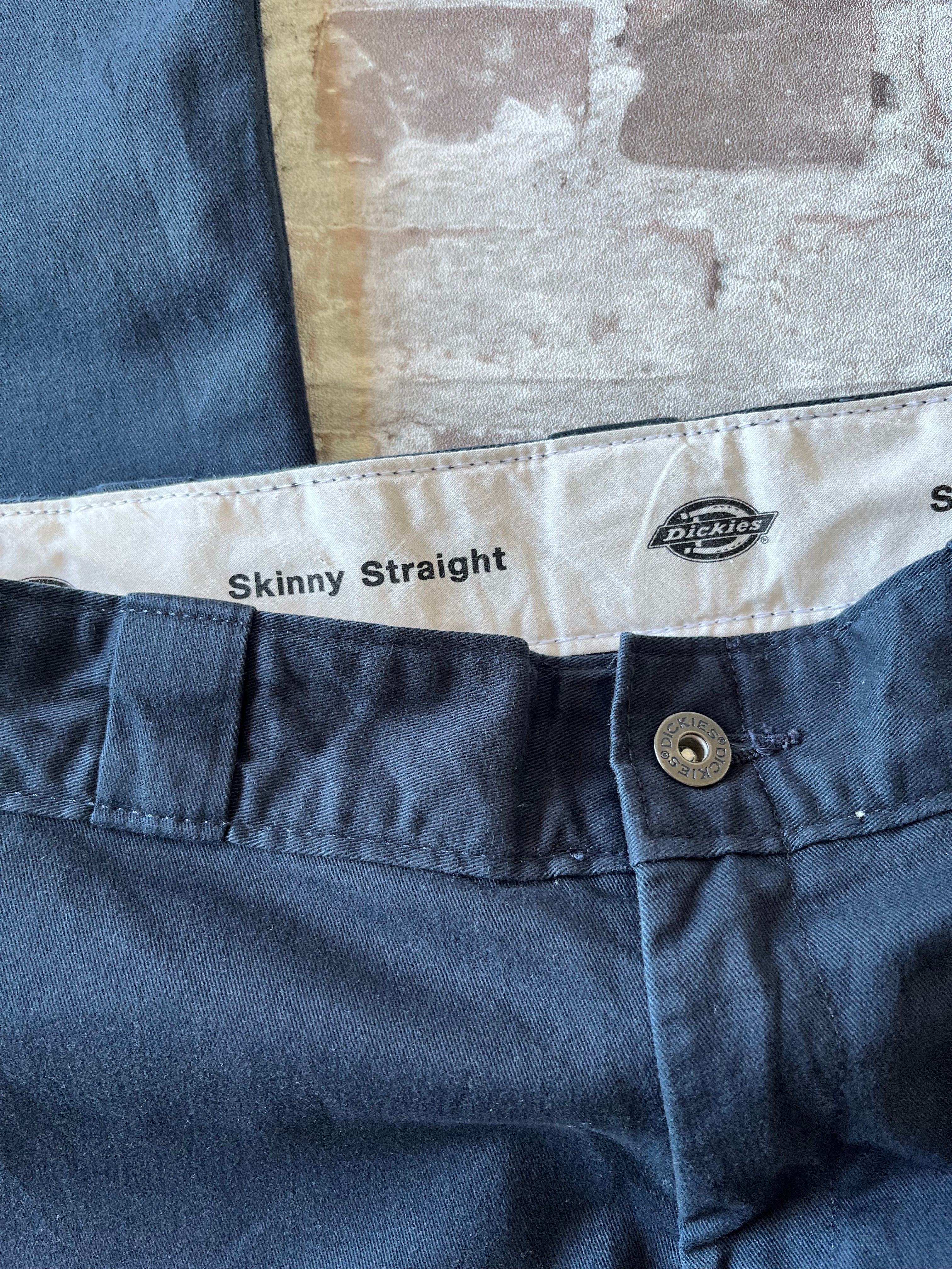 Pantalon Dickies Skinny Straight bleu royal avec empiècements de renfort Double knee aux genoux, présenté à plat, focus ceinture