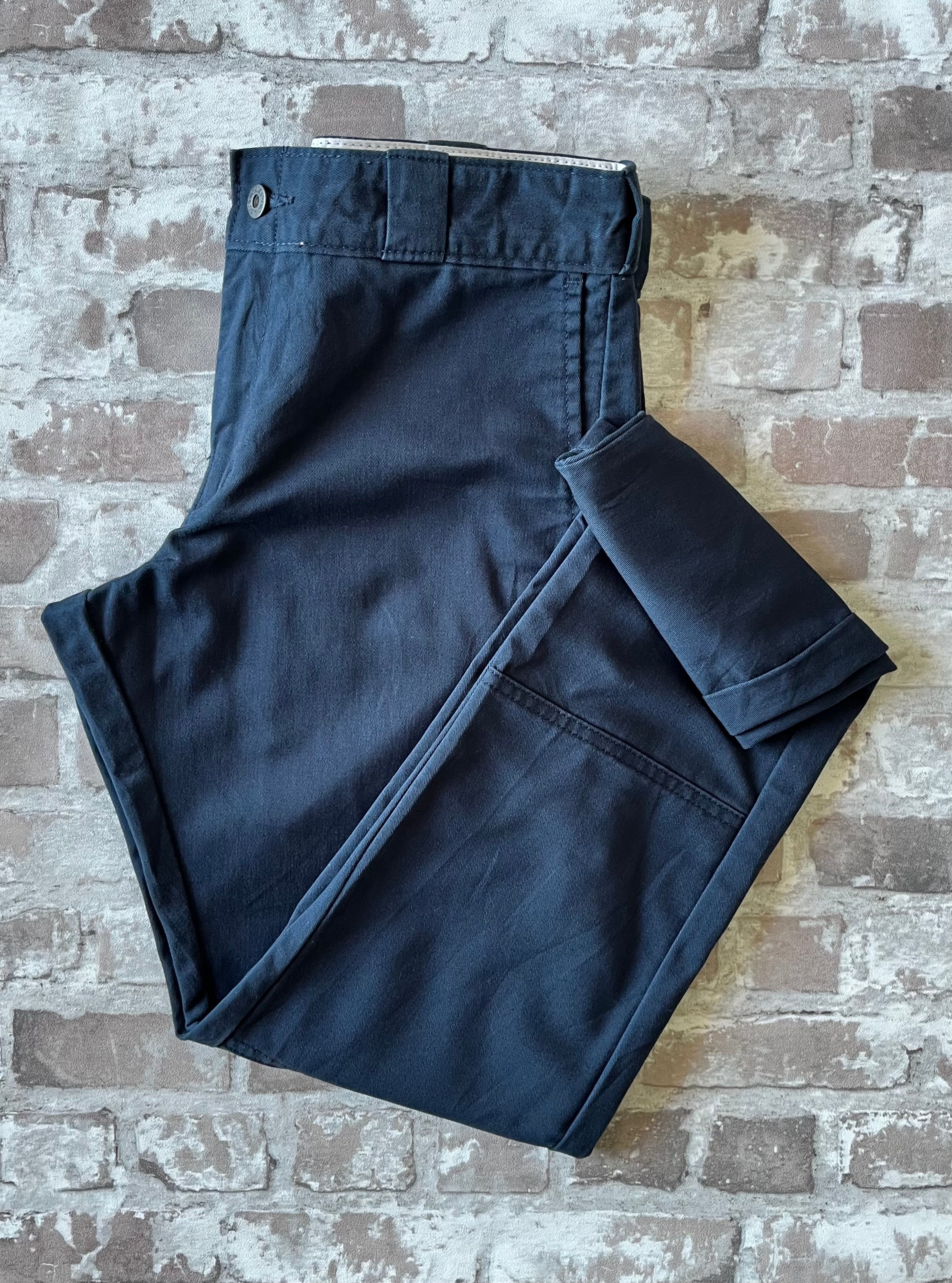 Pantalon Dickies Skinny Straight bleu royal avec empiècements de renfort Double knee aux genoux, présenté à plat.