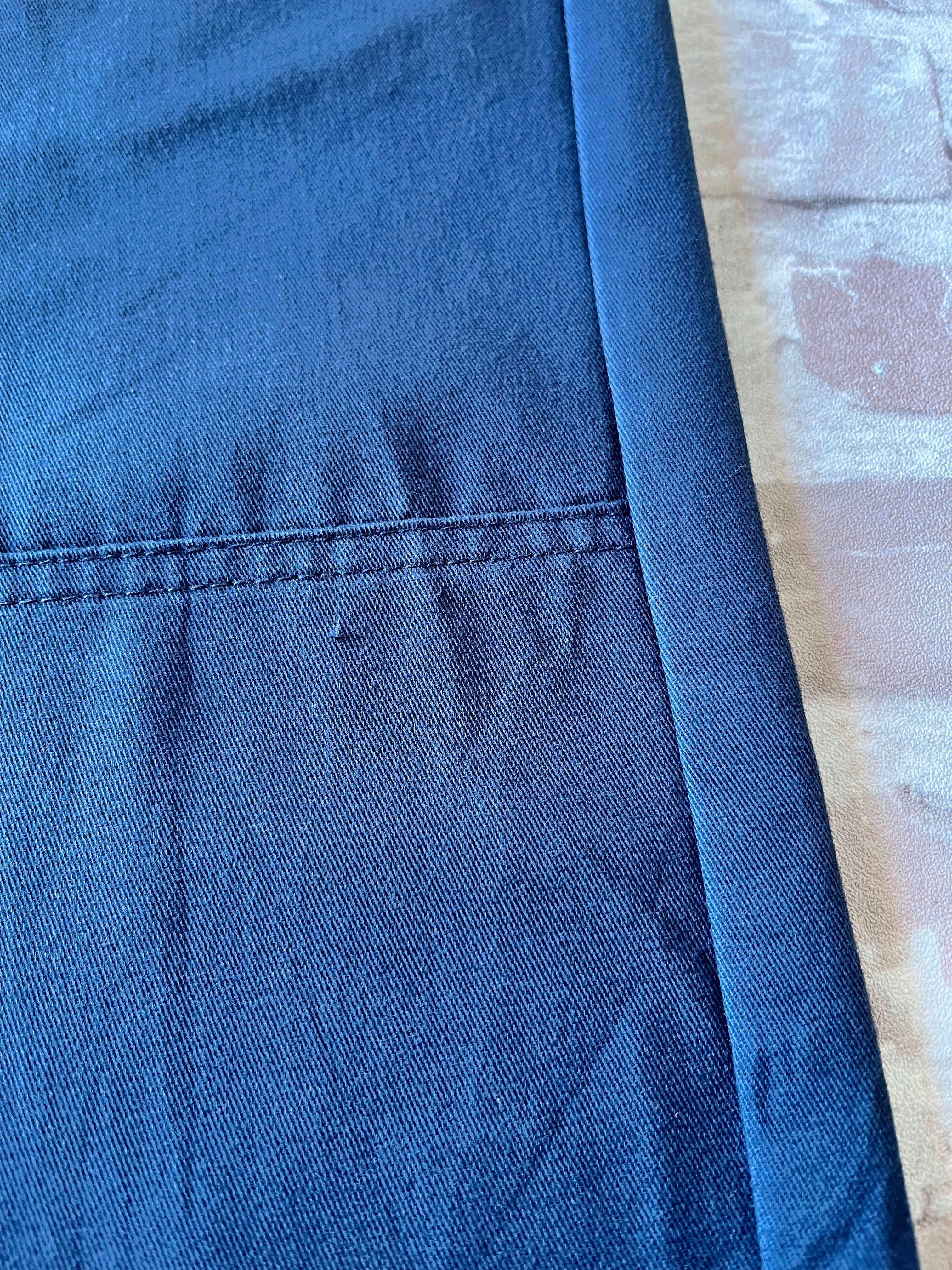 Pantalon Dickies Skinny Straight bleu royal avec empiècements de renfort Double knee aux genoux, présenté à plat, focus mini accroc