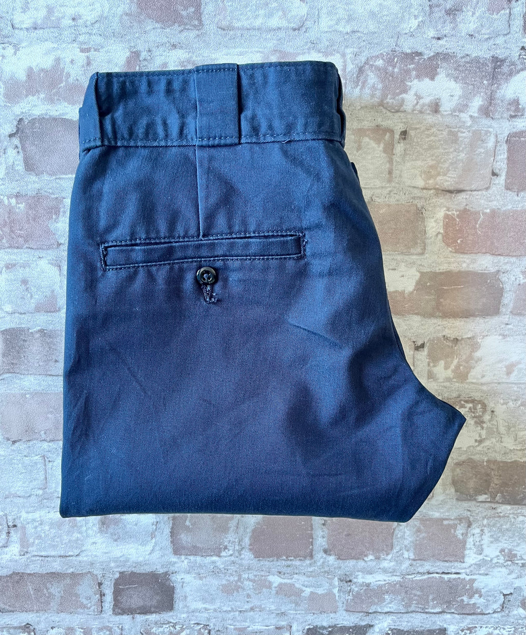 Pantalon Dickies Skinny Straight bleu royal avec empiècements de renfort Double knee aux genoux, présenté à plat.