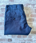 Pantalon Dickies Skinny Straight bleu royal avec empiècements de renfort Double knee aux genoux, présenté à plat.