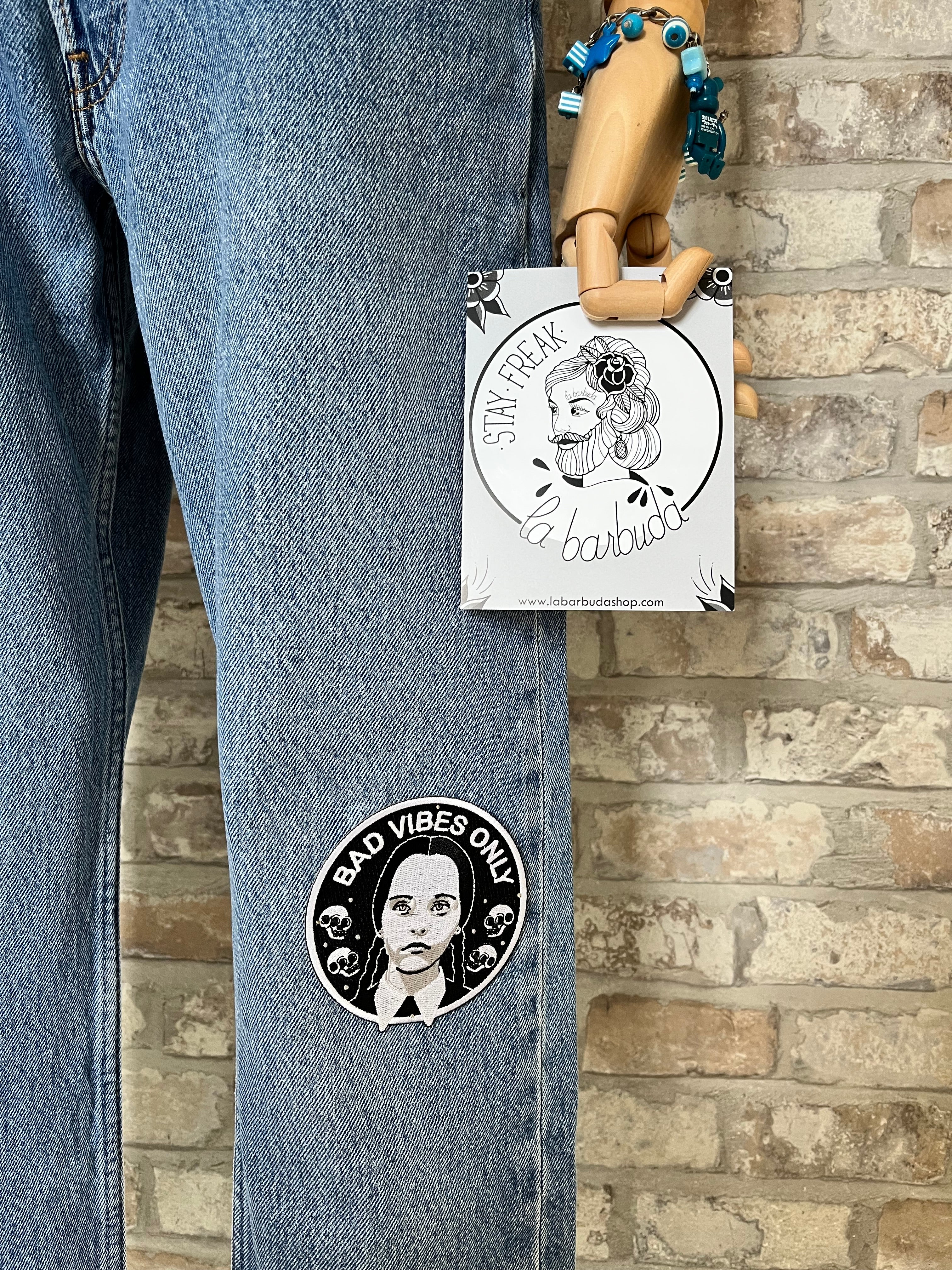 Patch thermocollant La barbuda "Mercredi Addams" présenté posé sur jean Levis 501.