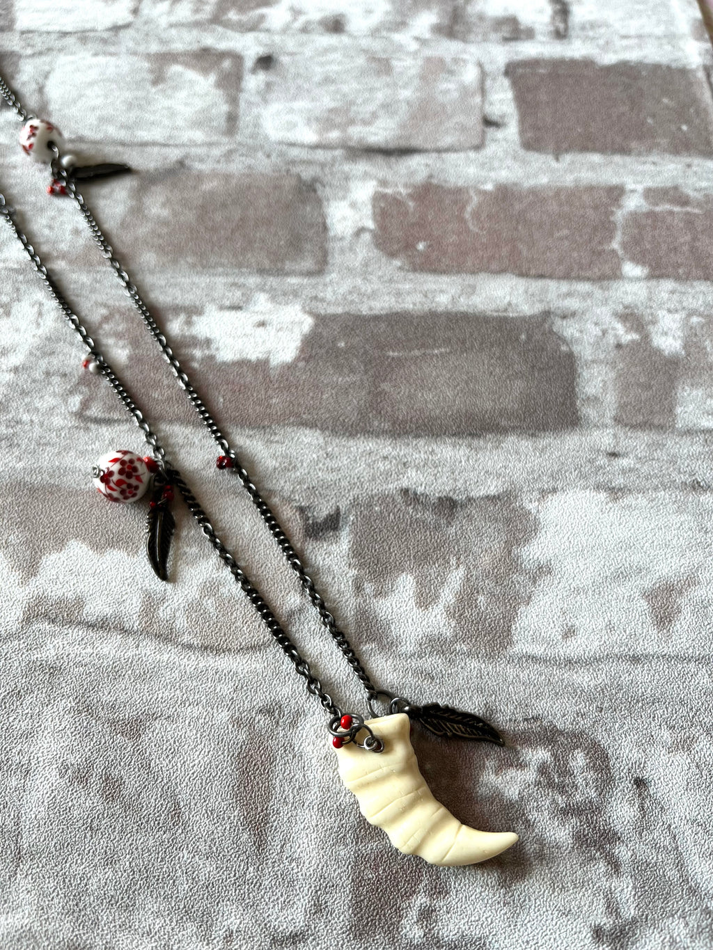 Sautoir Talisman Corne Tribale & Plumes | Collier Long Boho Rock Vintage
