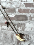 Sautoir Talisman Corne Tribale & Plumes | Collier Long Boho Rock Vintage