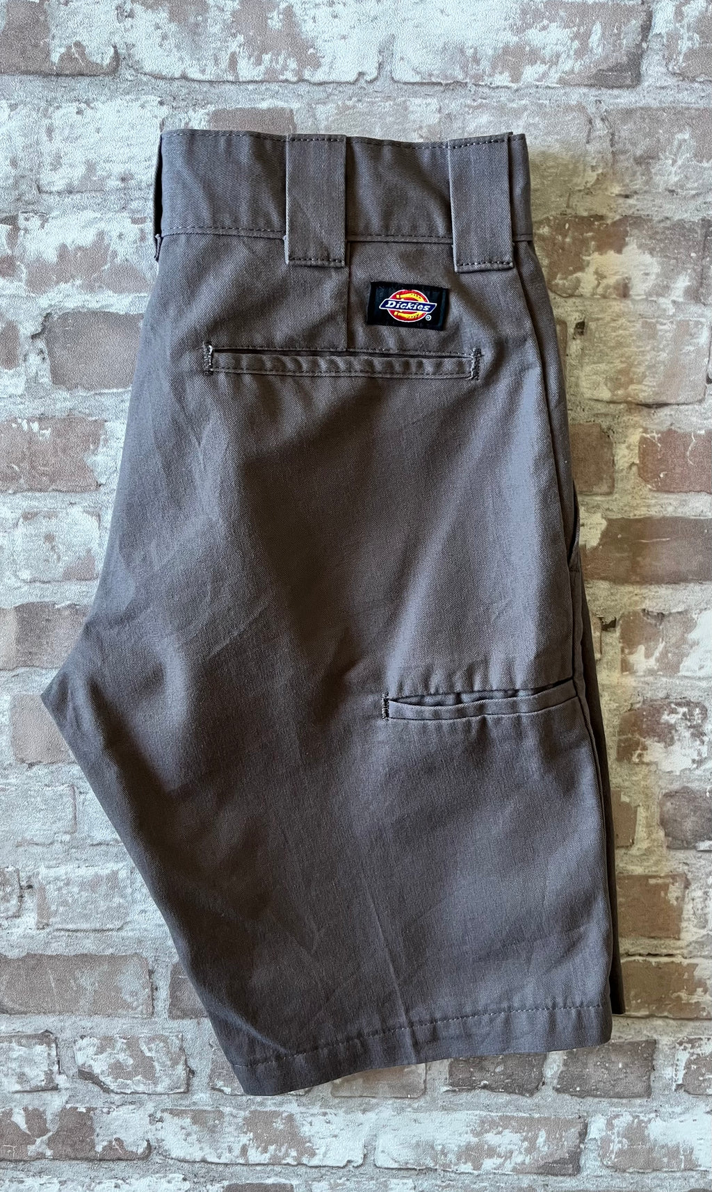 Short ajusté Dickies Slim Fit gris anthracite en twill de coton, présenté à plat 