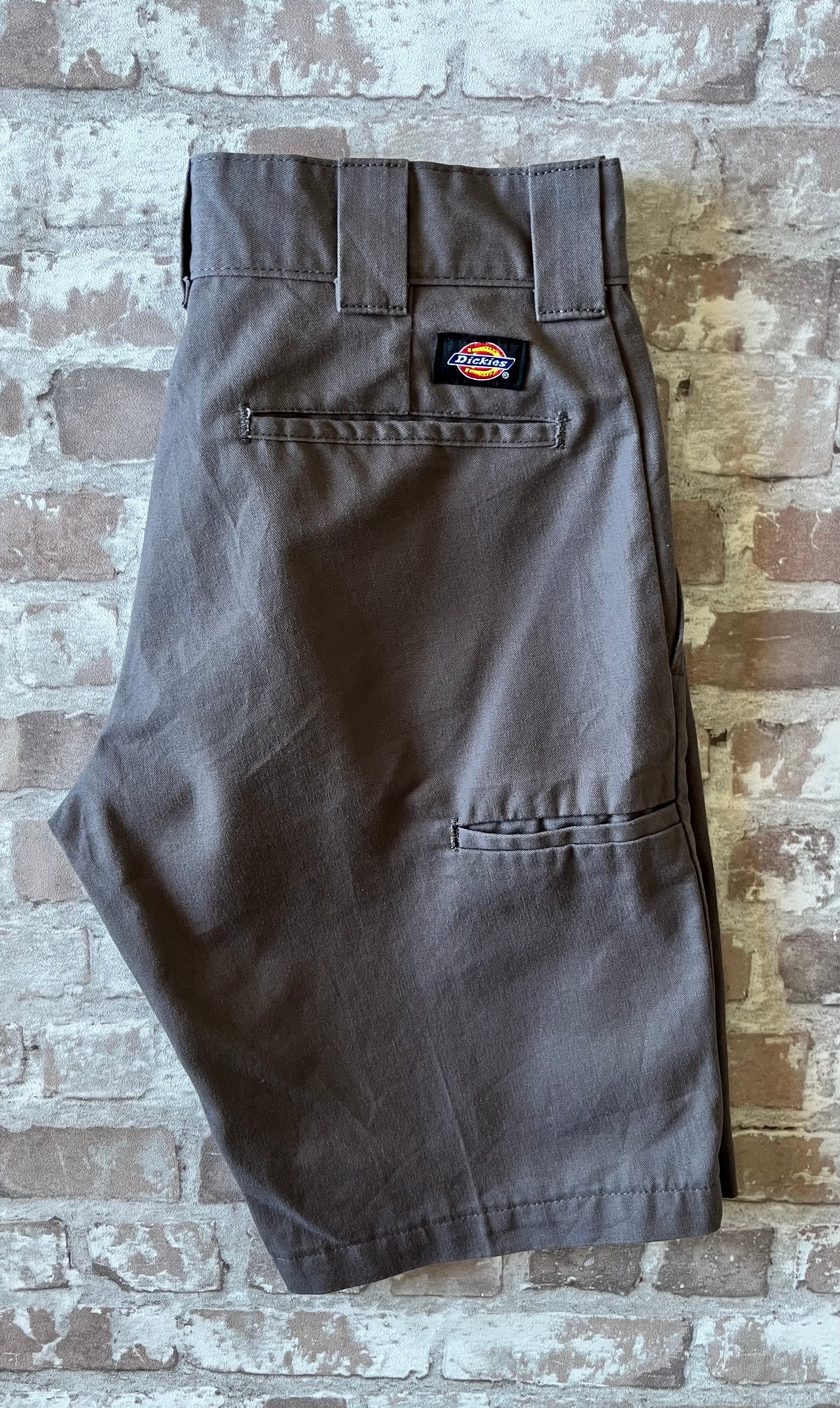 Short ajusté Dickies Slim Fit gris anthracite en twill de coton, présenté à plat 