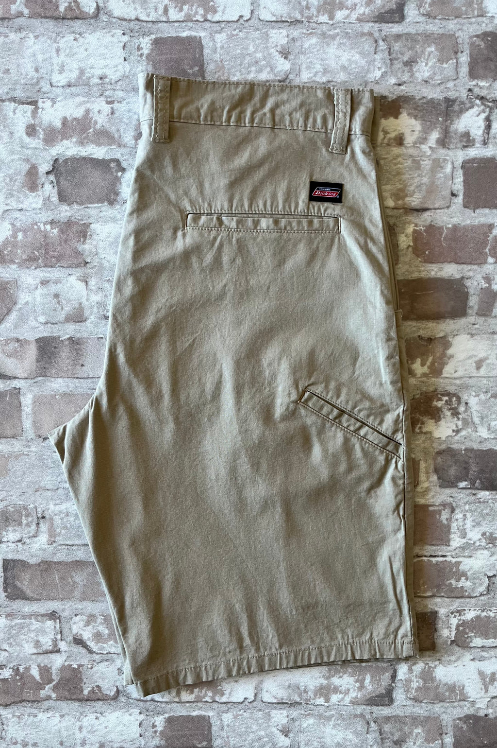Short technique beige sable Dickies Ripstop Flex en coton stretch avec poches angulaires, présenté à plat