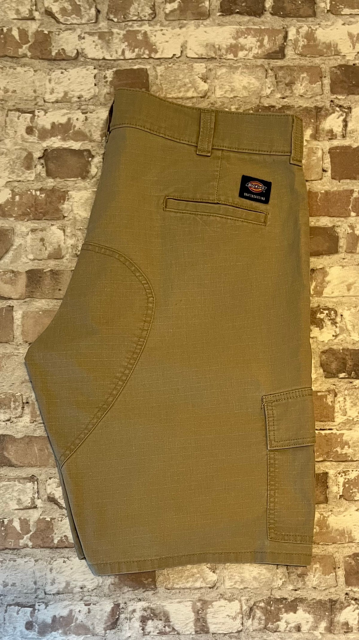 Short cargo beige Dickies Skateboarding en coton épais avec poches latérales à soufflets, présenté à plat 