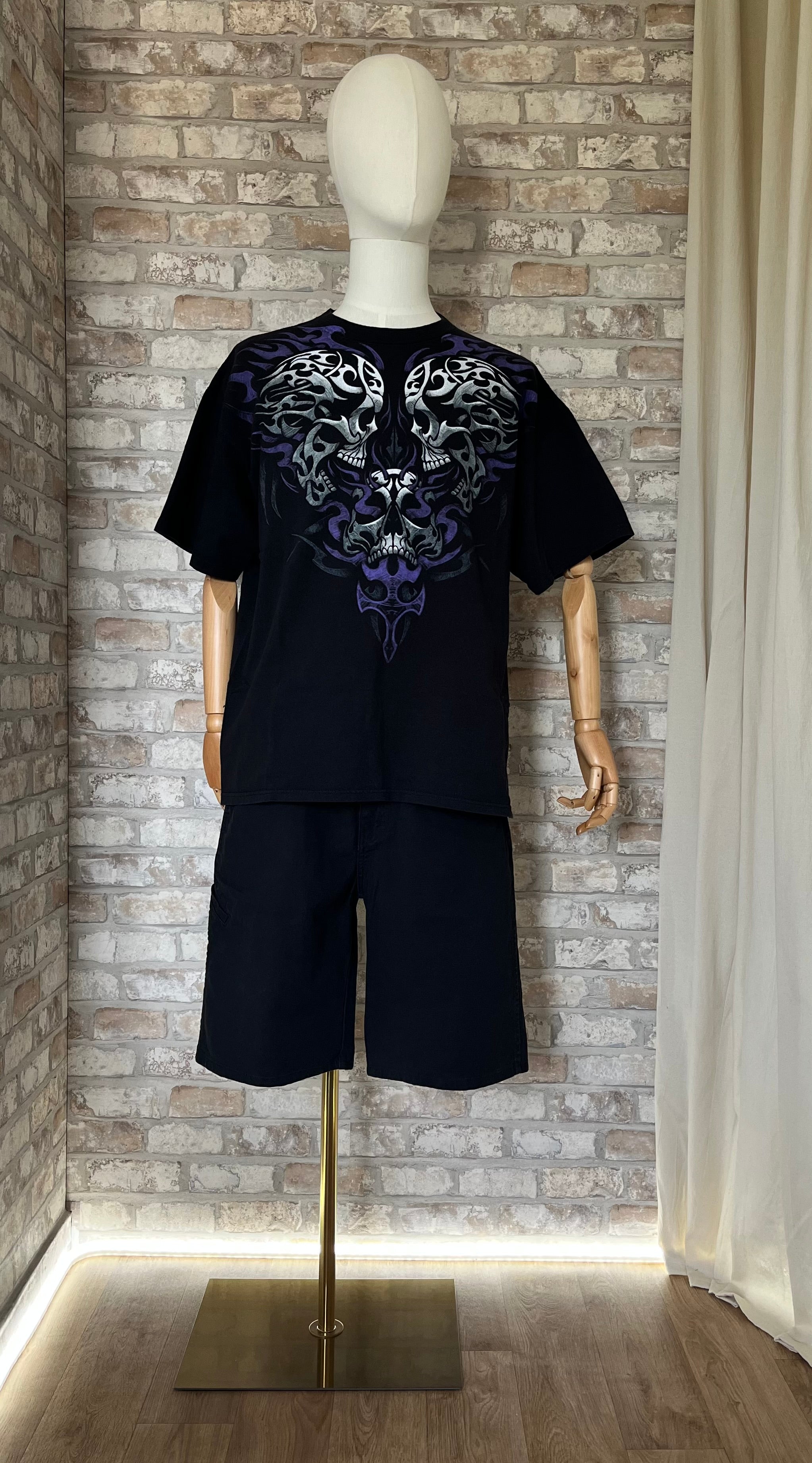 Short Dickies "Duck Canvas" Heavyweight avec un T-Shirt Vintage Delta Pro Weight Tribal & Skulls Design coloris Noir & Violet sur un mannequin de face