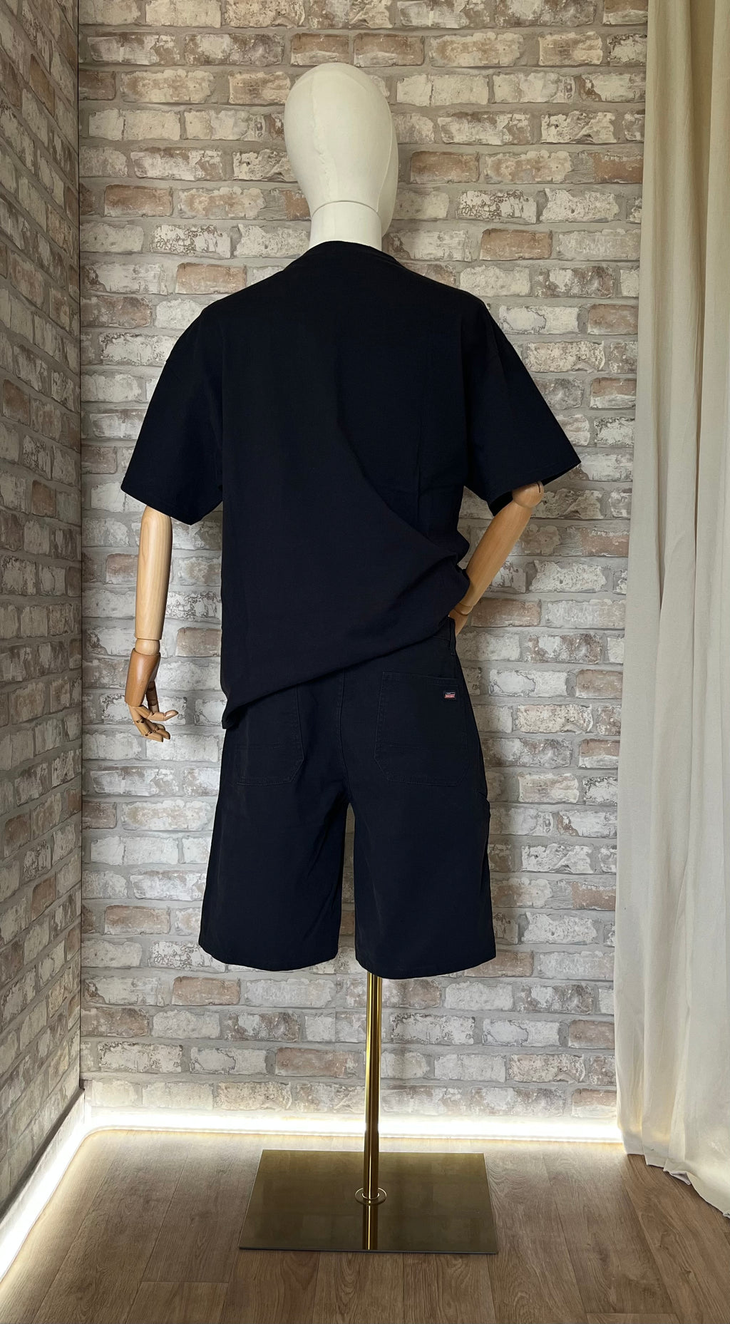 Short Dickies "Duck Canvas" Heavyweight coloris Noir grade MINT avec un tshirt graphique vintage sur un mannequin de dos