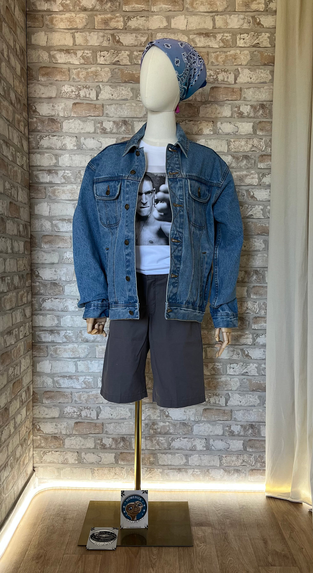 Bandana vintage multicolore en dégradé rose et bleu porté avec une veste en jean Wrangler, un t-shirt graphique, un short Dickies gris et des patchs La Barbuda
