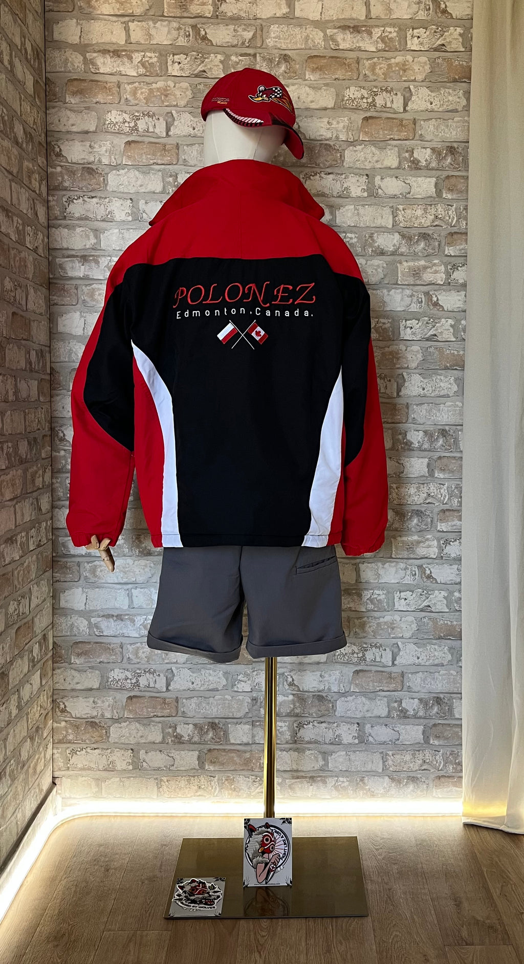 Veste vintage Kobe Sportswear rouge et noire portée avec un short Dickies gris, une casquette Honda Racing Vintage et des patchs La Barbuda, vue de dos.