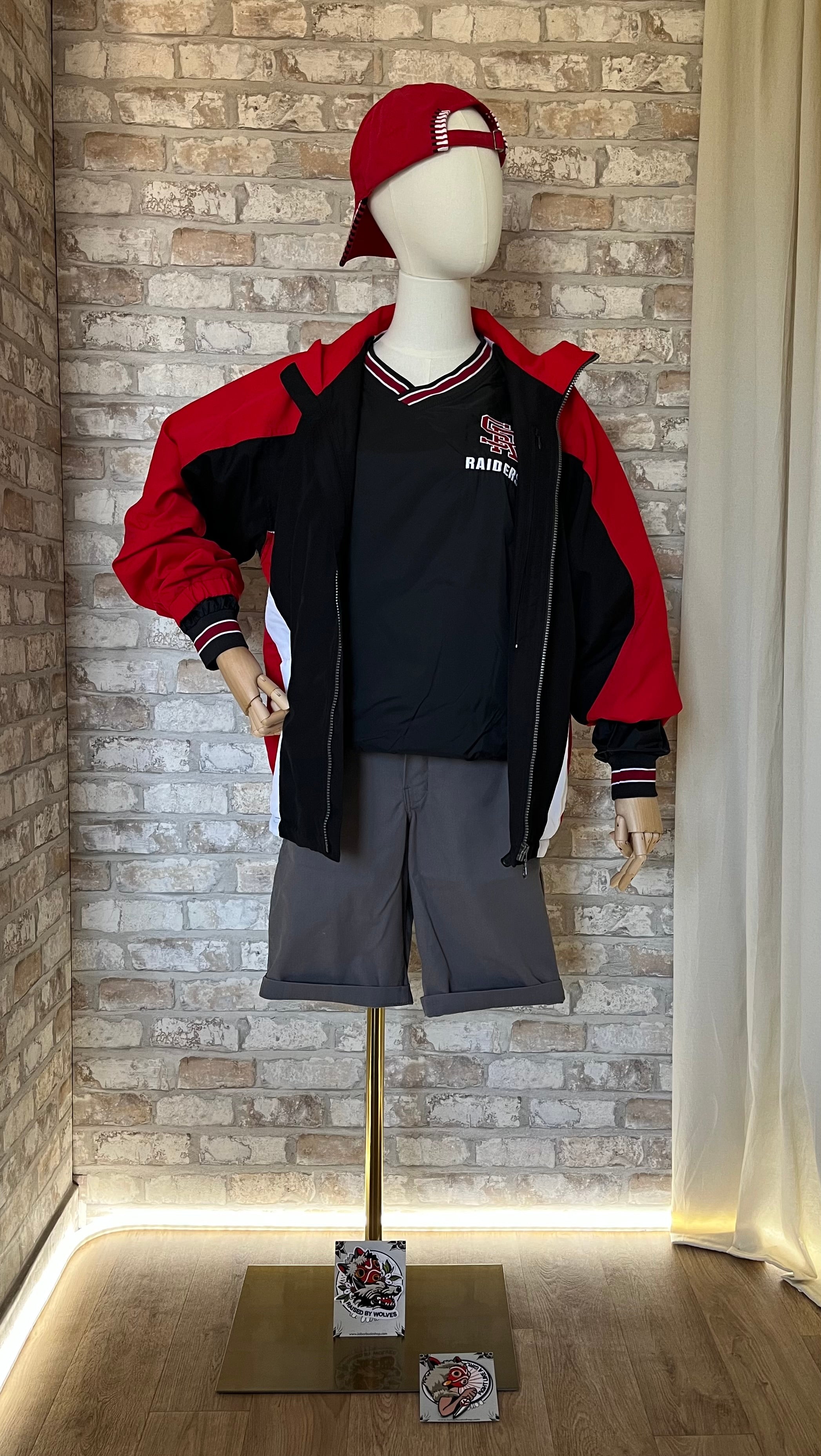 Veste vintage Kobe Sportswear rouge et noire portée avec un short Dickies gris, une casquette rétro et des patchs La Barbuda.