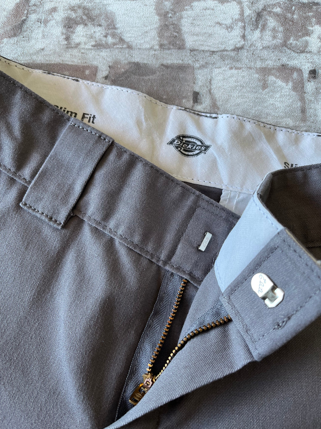 Short ajusté Dickies Slim Fit gris anthracite en twill de coton, présenté à plat , focus ceinture